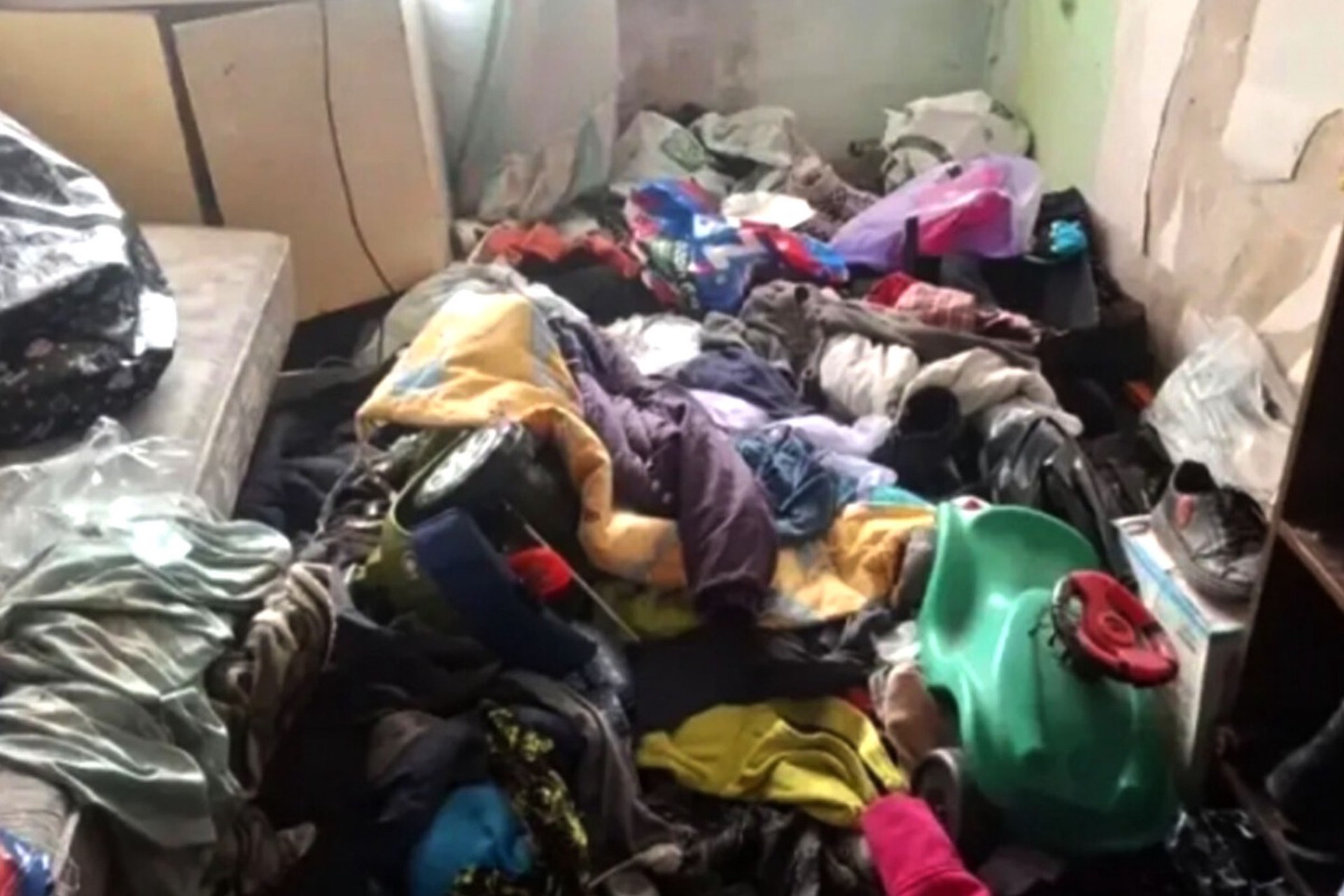 Полицейские нашли заваленную мусором квартиру с шестью голодными детьми