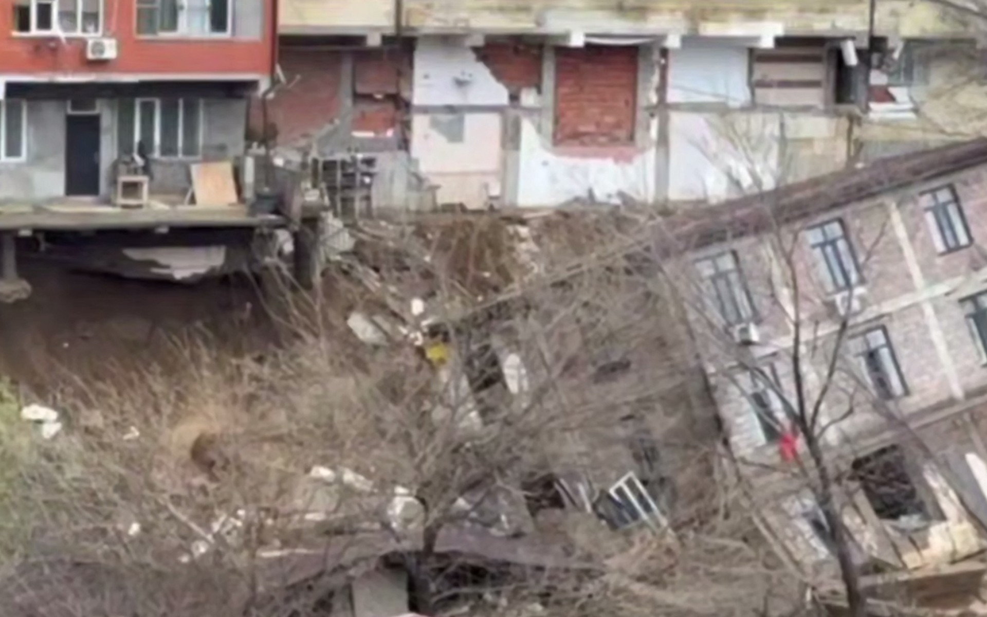 Многоквартирный дом рухнул в Махачкале