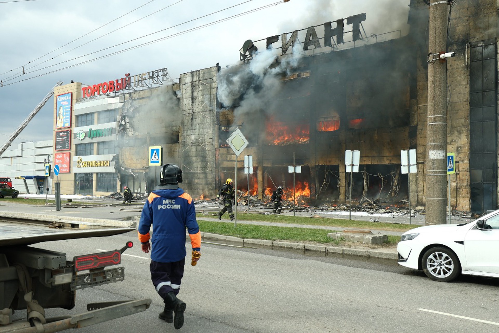 В Калининграде полыхает «несчастливый» ТЦ: что известно к этому часу, сколько пострадавших