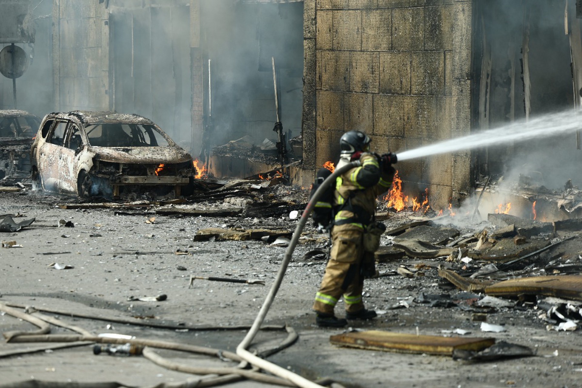 Площадь пожара в ТЦ в Калининграде увеличилась до 1500 квадратов