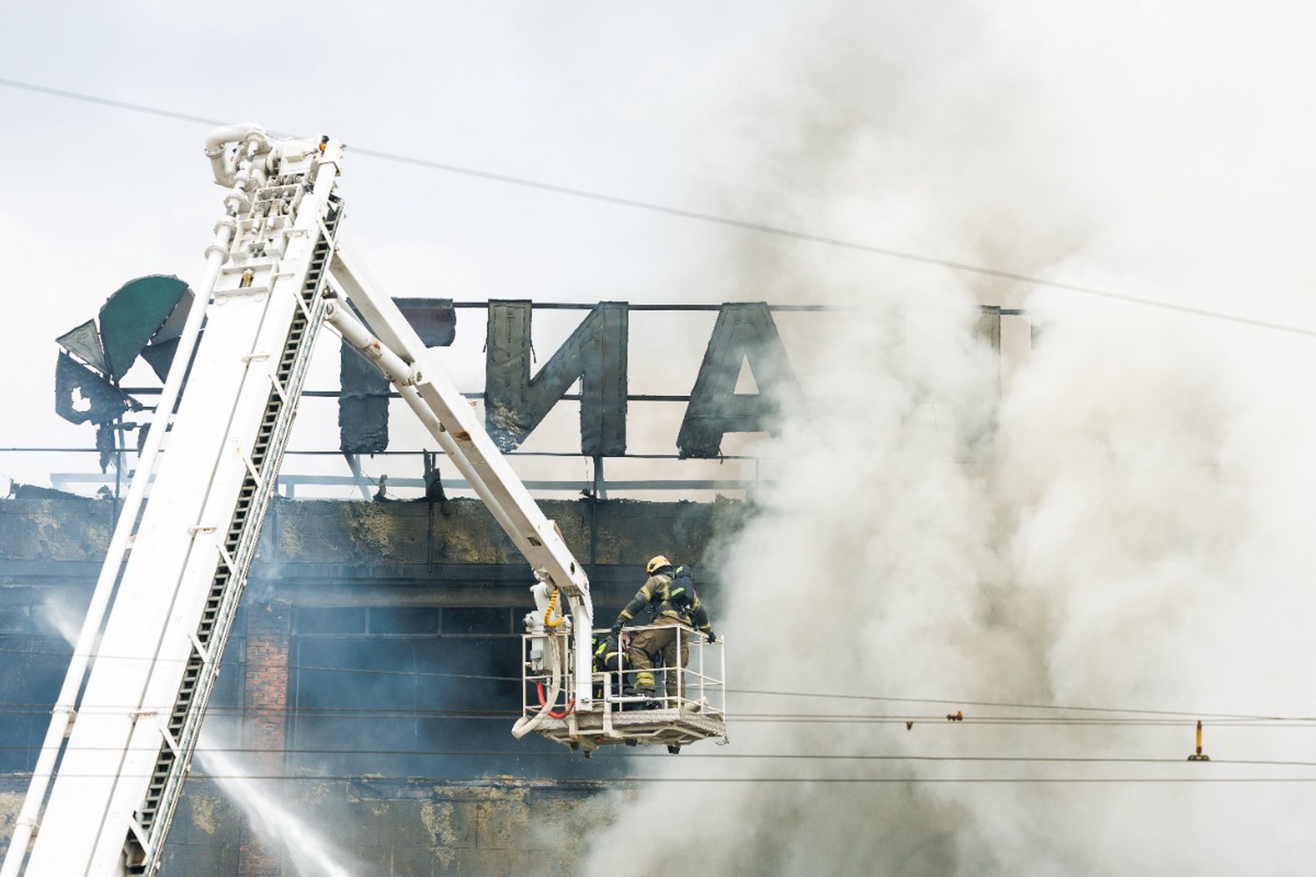 Пожар в ТЦ Калининграда локализовали на 7000 квадратов