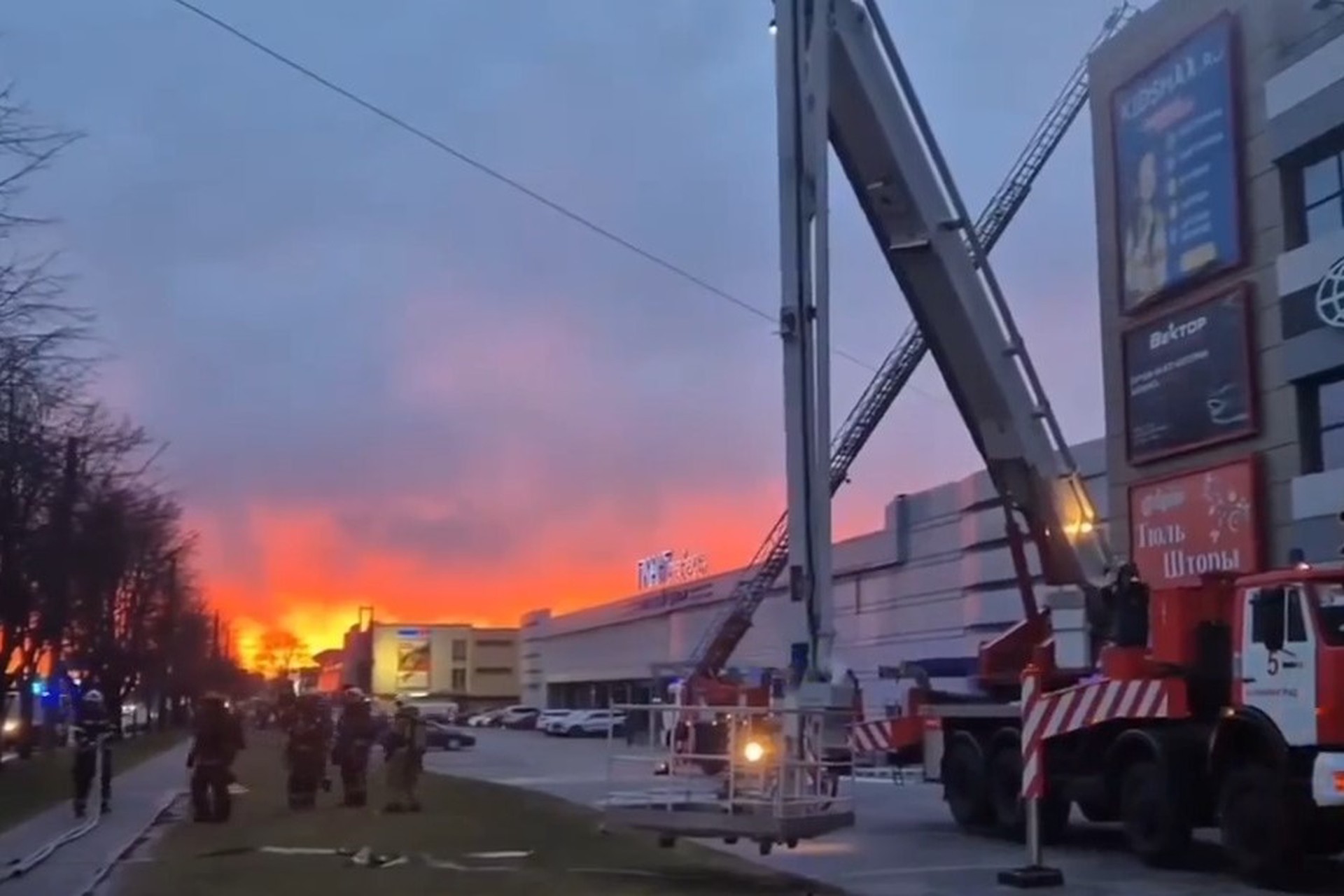 Два спасателя ранены при тушении ТЦ «Гиант» в Калининграде