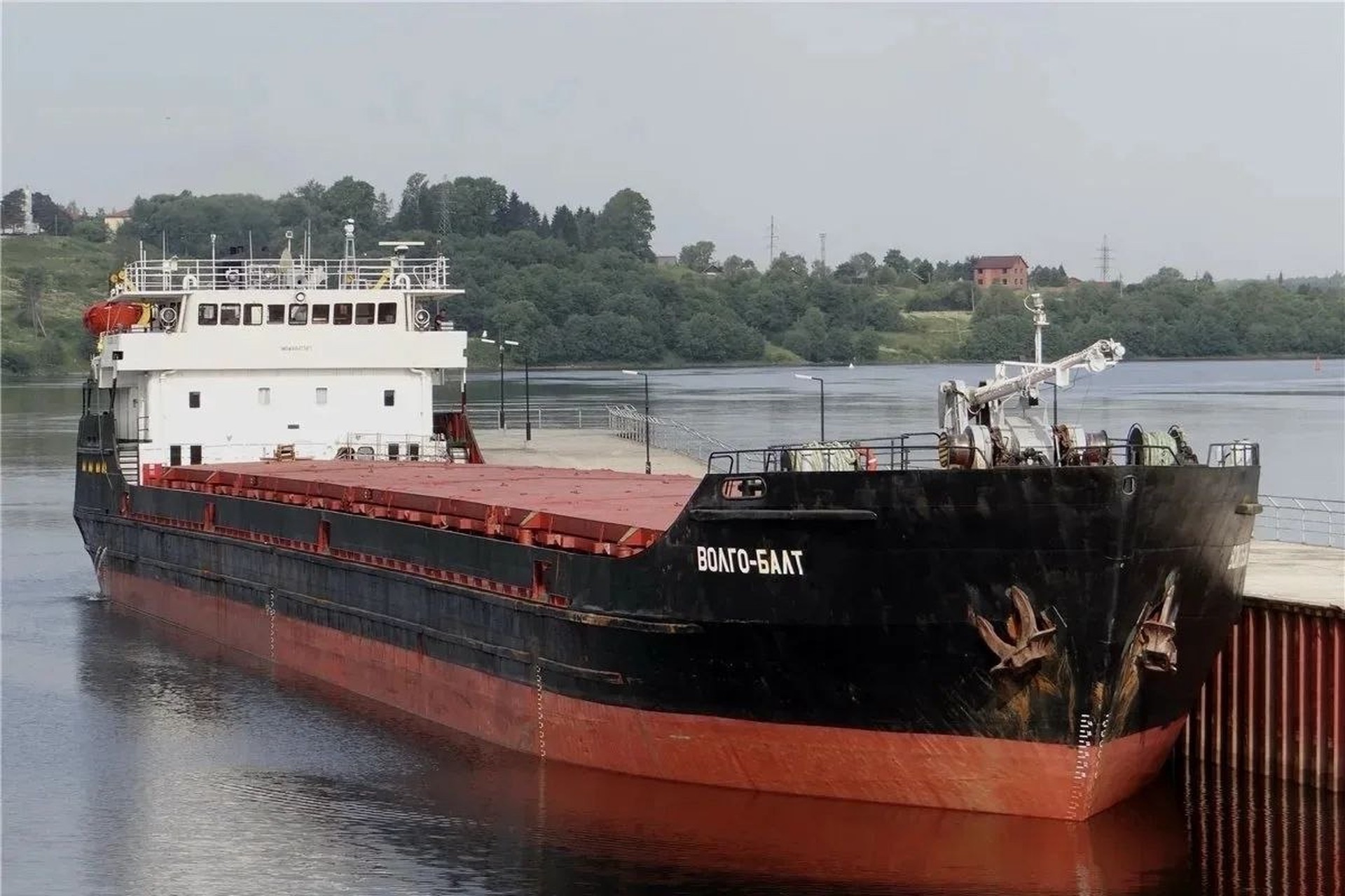 С утонувшего в Азовском море сухогруза возможна утечка топлива