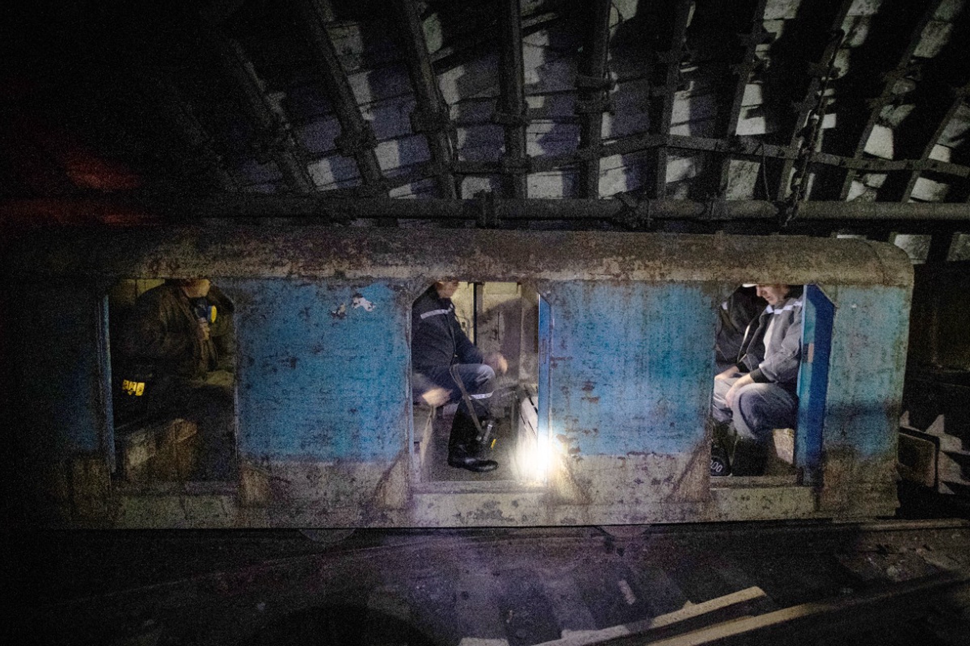 Спасатели подняли горняков из обесточенной из-за атаки ВСУ шахты в ЛНР