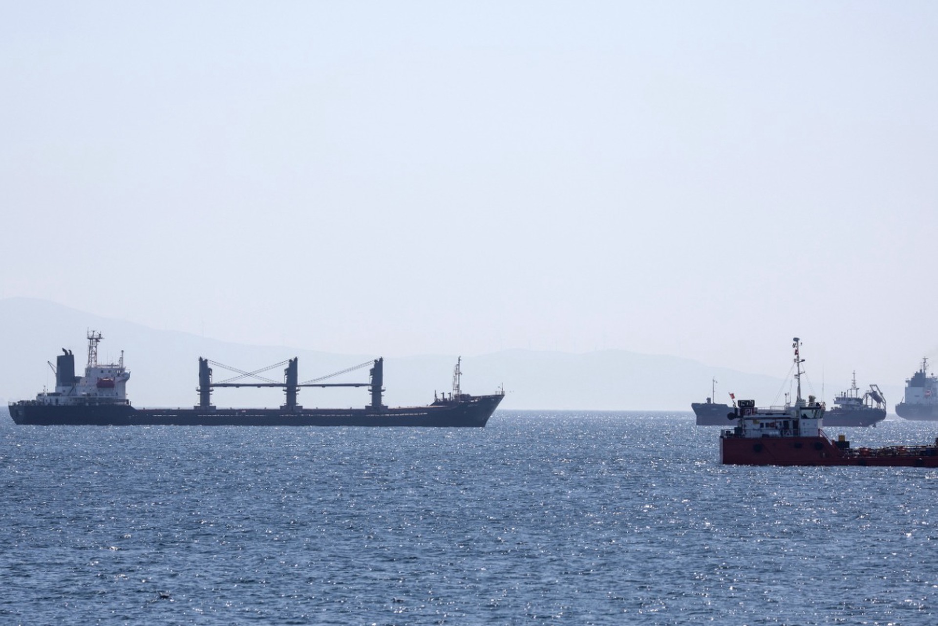 Обгоревшие тела нашли на атакованном ВСУ сухогрузе в Азовском море