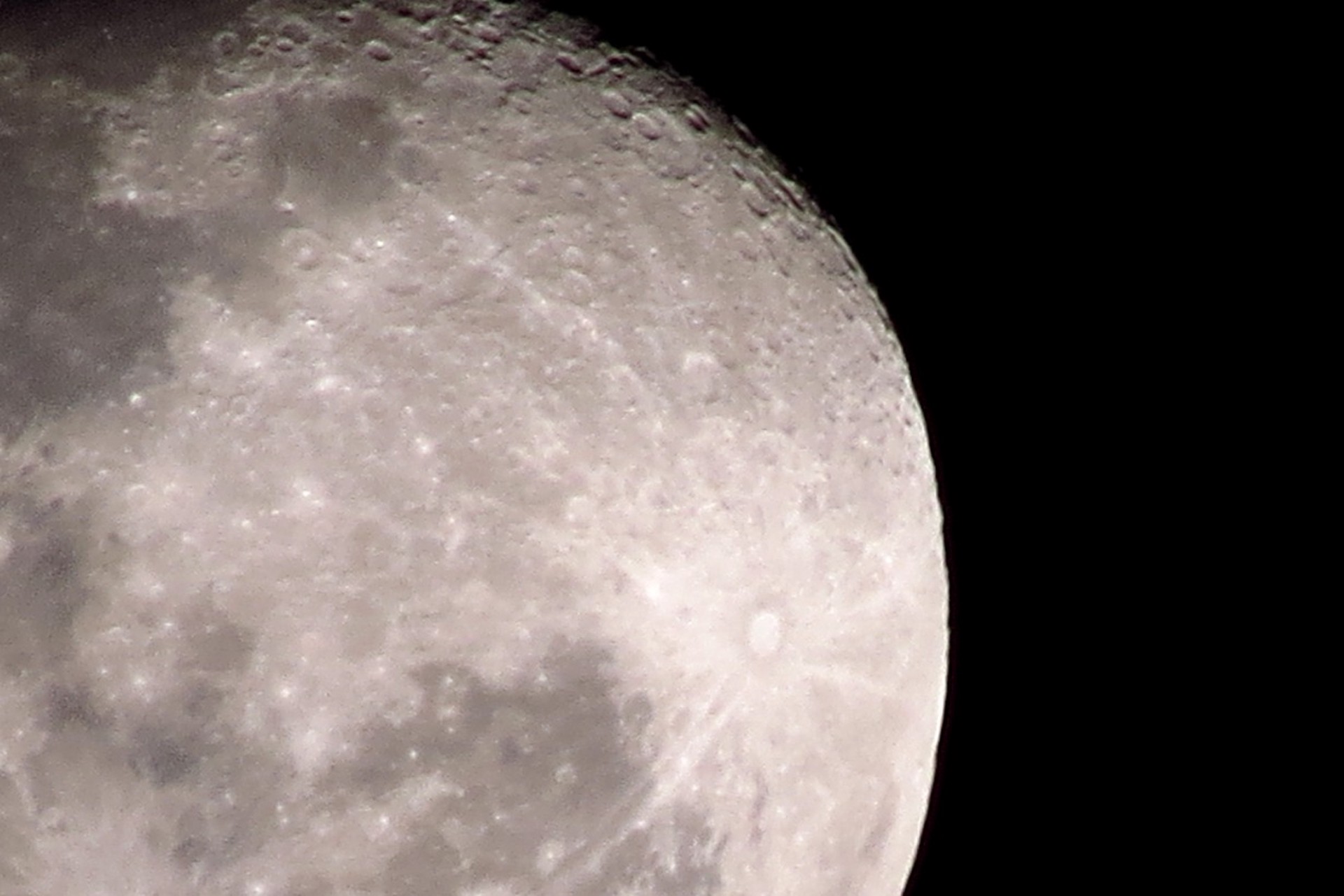 Люди впервые за 50 лет увидели обратную сторону Луны