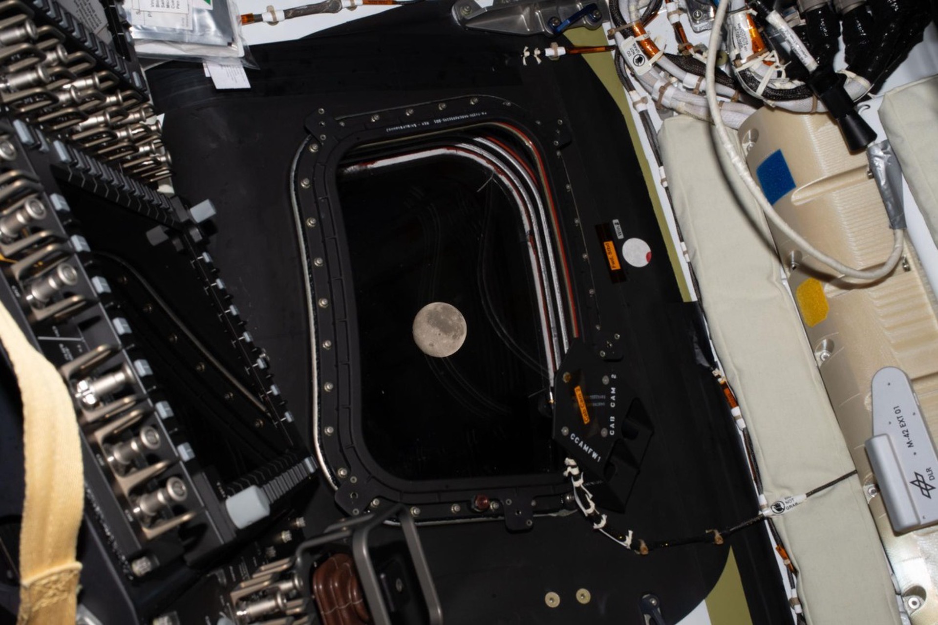 Человек впервые в истории удалился от Земли на 406 тысяч км