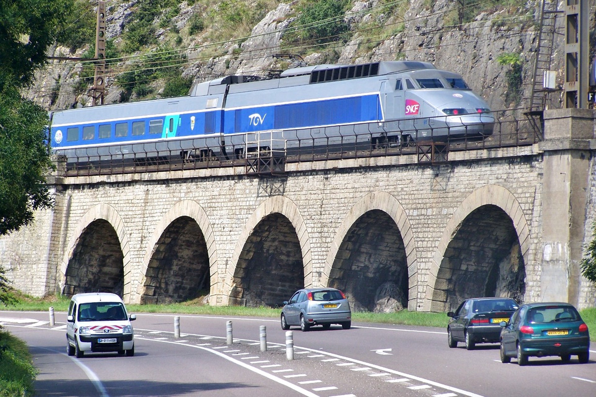 Скоростной поезд столкнулся с военным грузовиком во Франции, есть погибшие