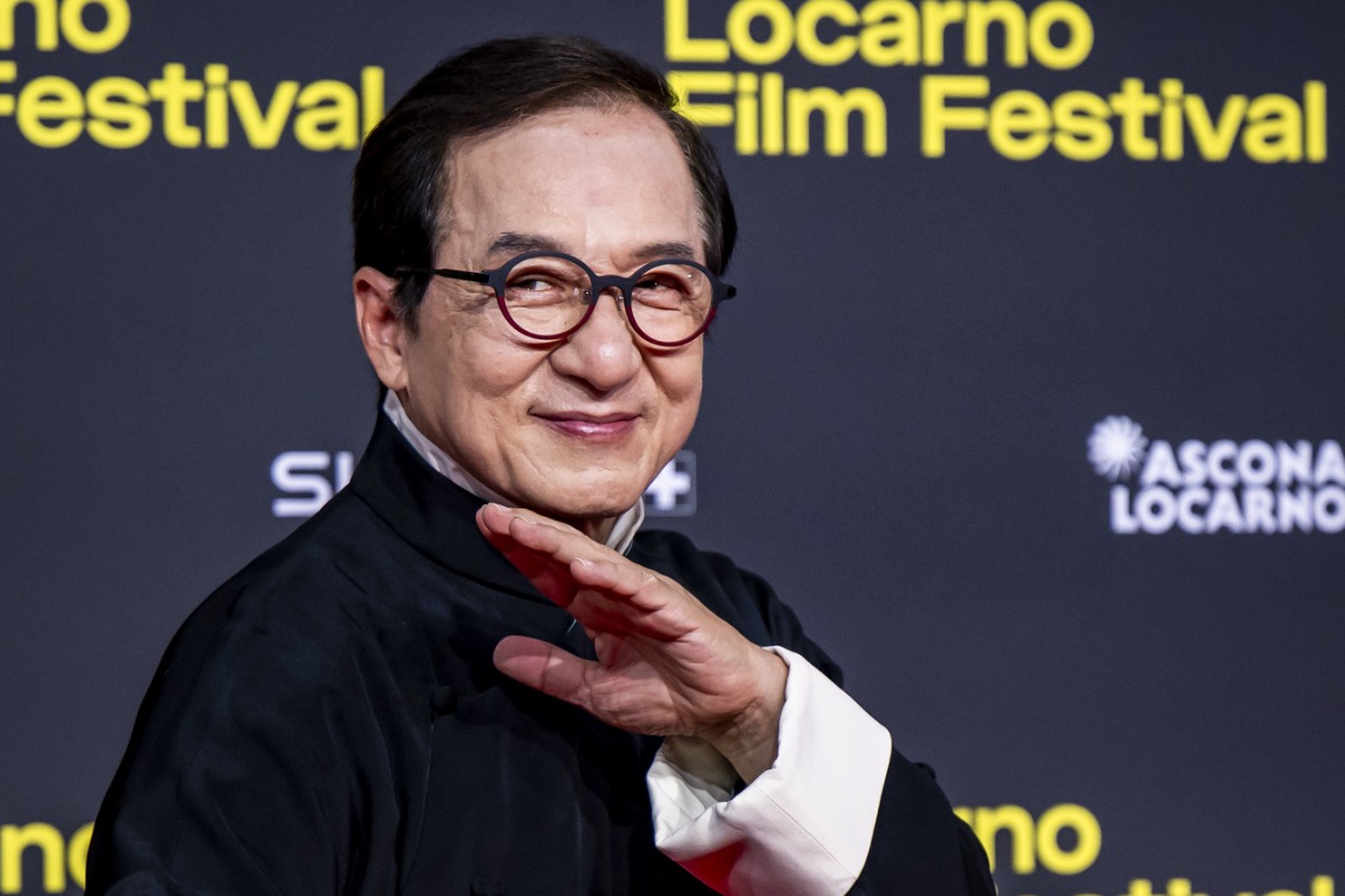 Джеки Чану исполнилось 72 года: как каскадер с дырой в голове обманул смерть и стал легендой кино