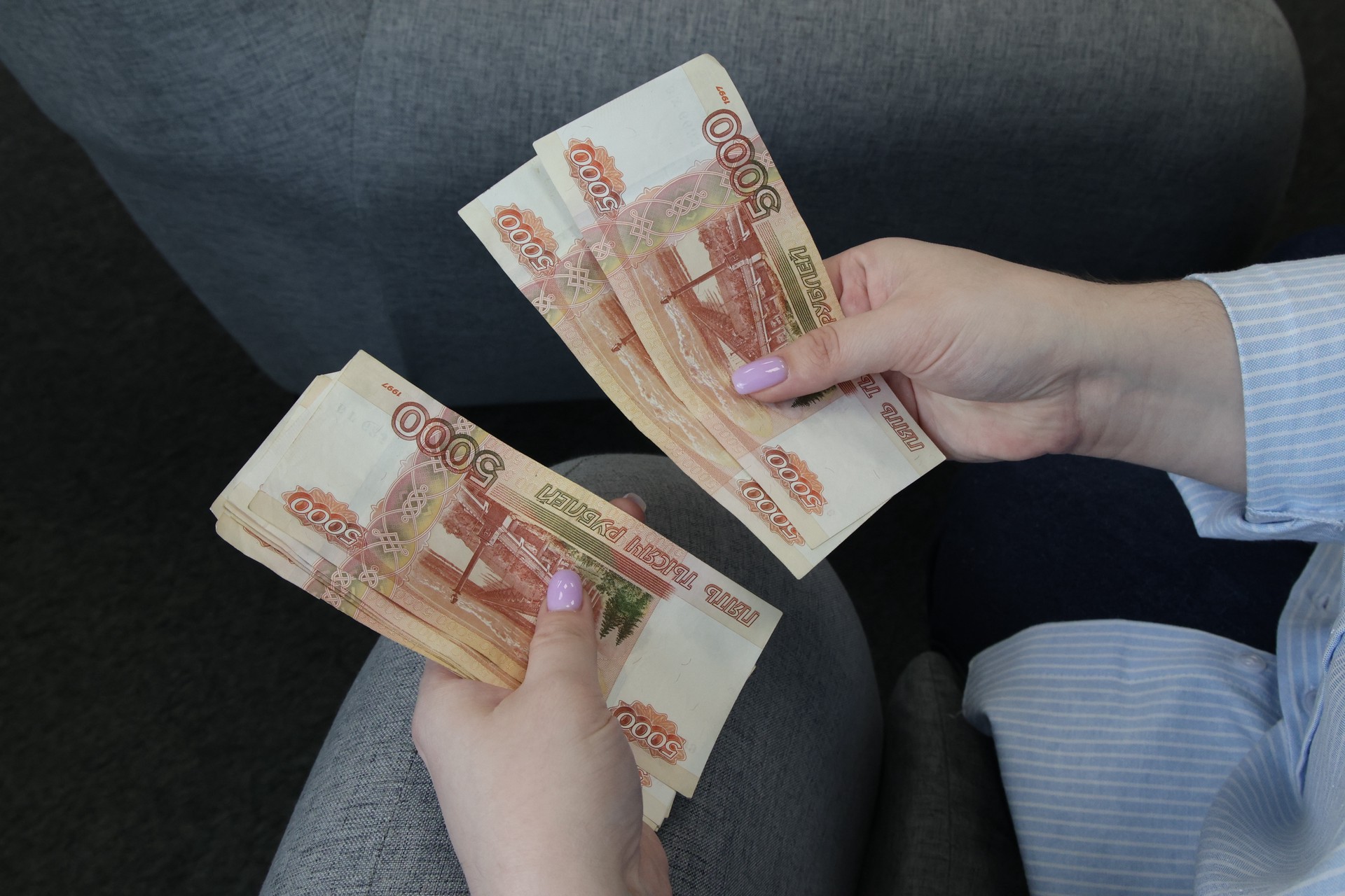 Психолог назвала возраст, после которого родителям опасно давать деньги детям