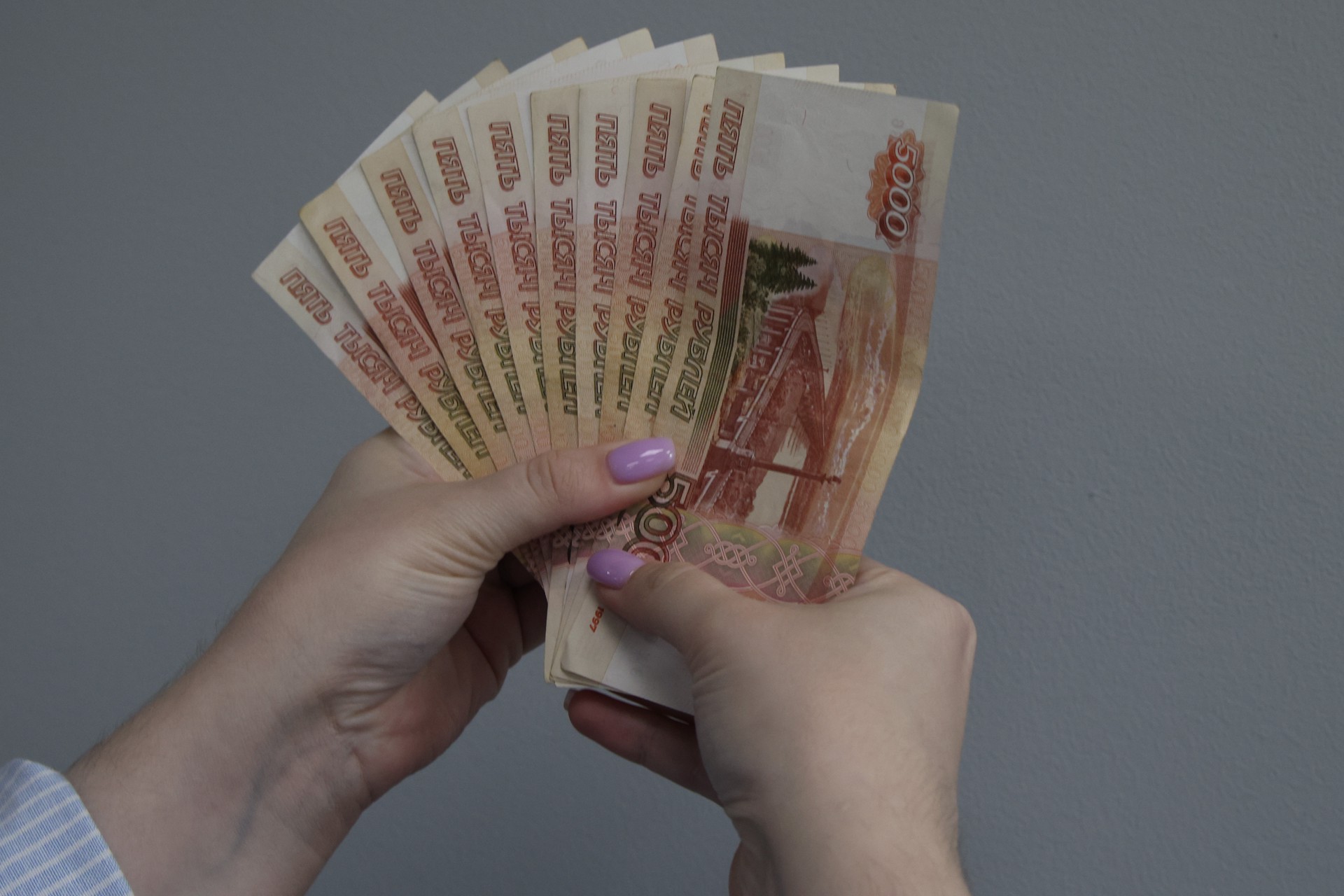 Россиянам рассказали, какое правило поможет избежать долговой ямы