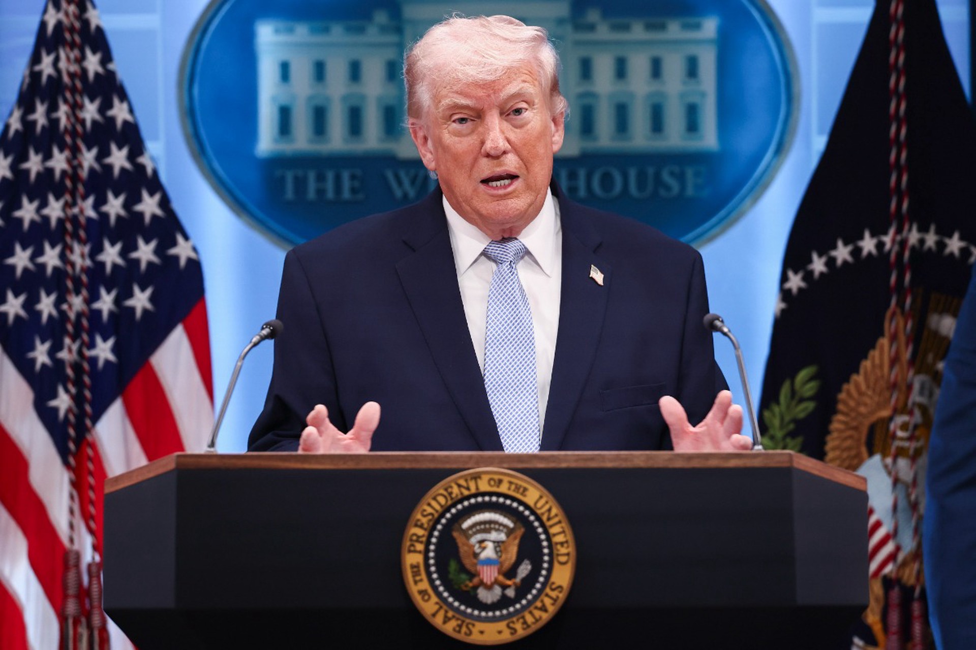 Трамп прогнулся, а Иран ликует: что стоит за перемирием на Ближнем Востоке