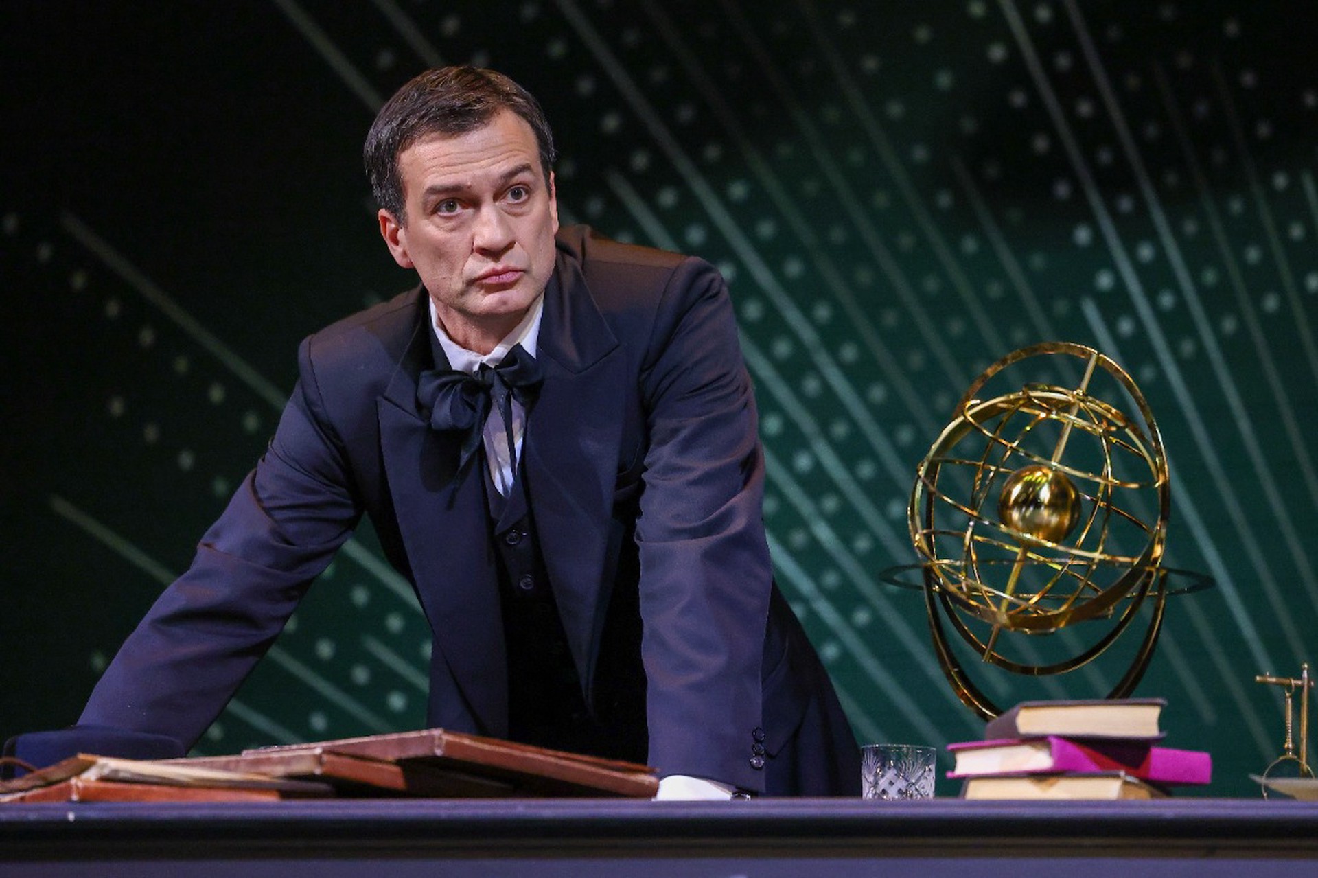 Звезда сериала «Две звезды» раскрыл главный минус службы в одном театре с женой