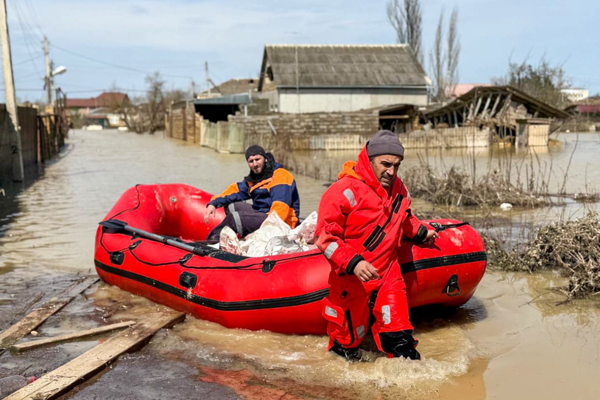 Тысячи домов в воде, вспышка инфекции: последние новости о ЧП в Дагестане 8 апреля