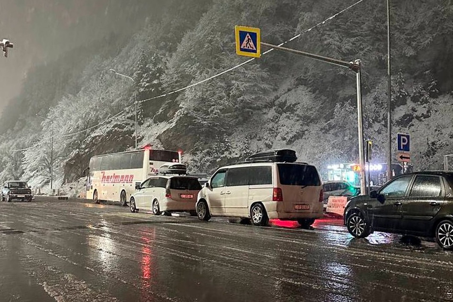 Сотни россиян заблокированы на границе с Грузией: что произошло