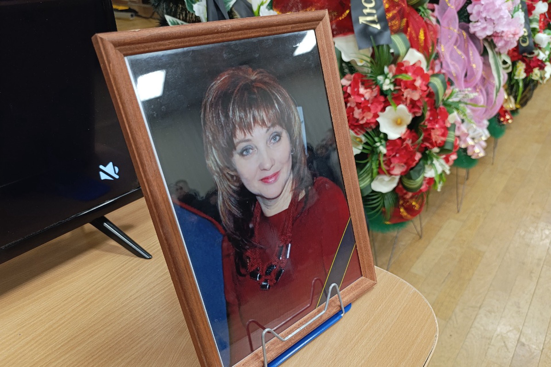 Сотни людей пришли на прощание с учительницей в Пермском крае