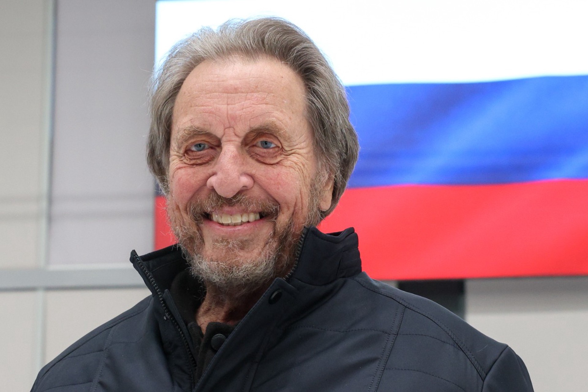 Отец Илона Маска пьет водку, учит русский и мечтает окунуться в Волге