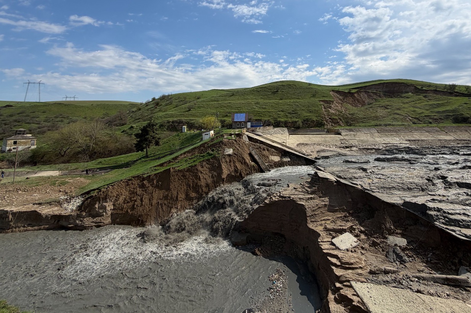 Названа причина прорыва плотины в Дагестане