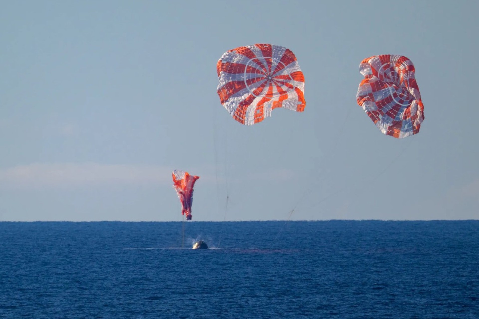 Главное к утру 11 апреля: «Артемида-2» вернулась на Землю, пожар убил человека, Лавров пристыдил Европу