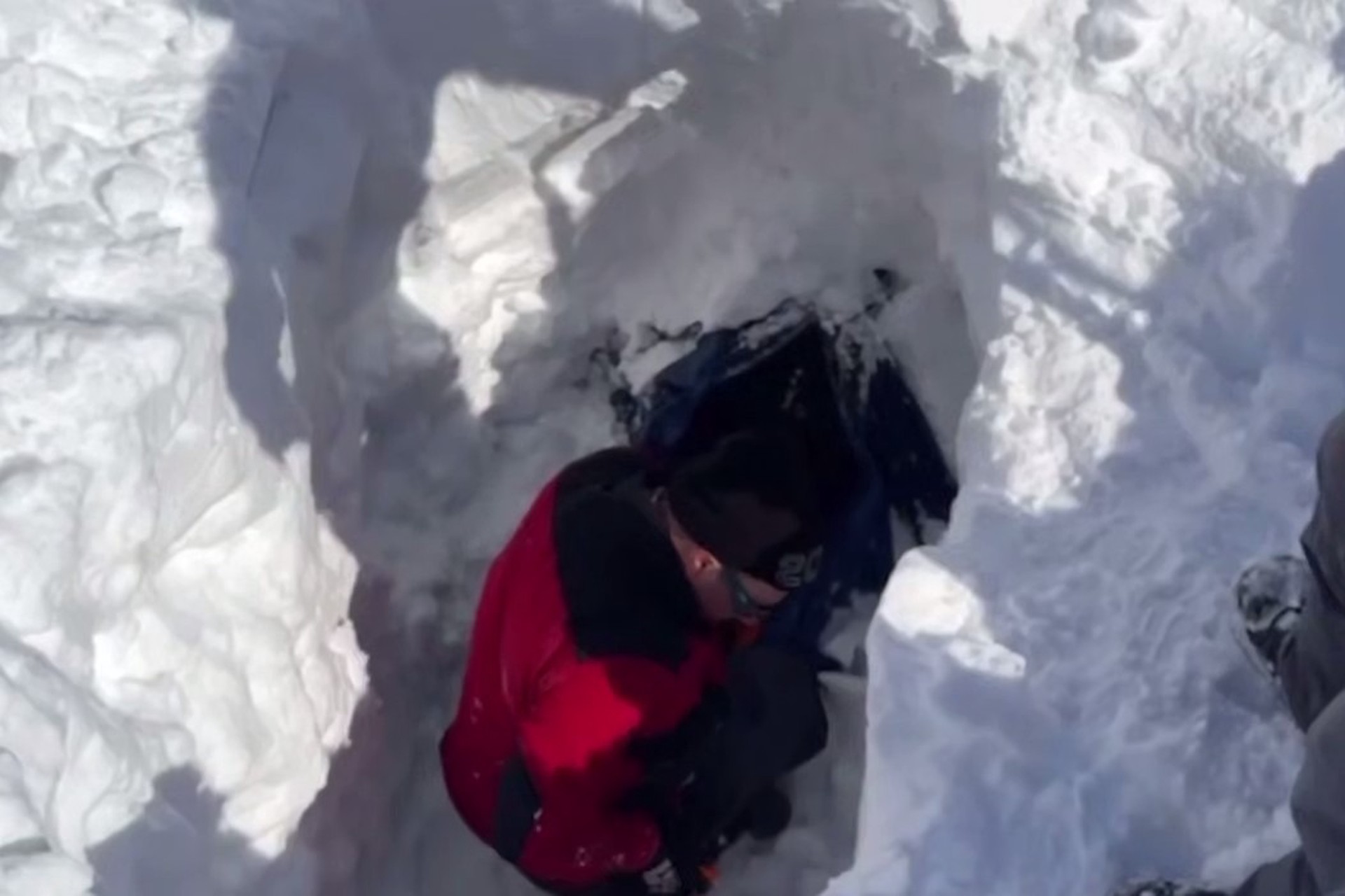 Выживших на Камчатке туристов чудом не раздавило снегом