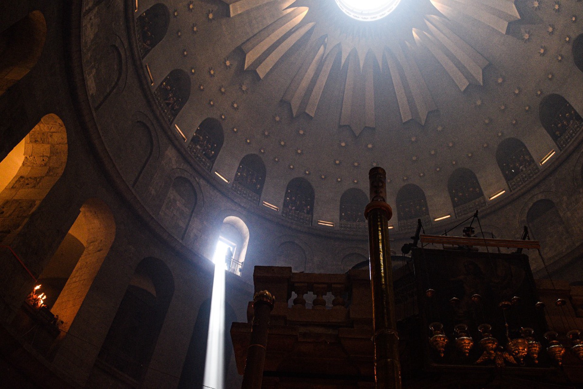 Верующие в Иерусалиме ожидают схождения Благодатного огня