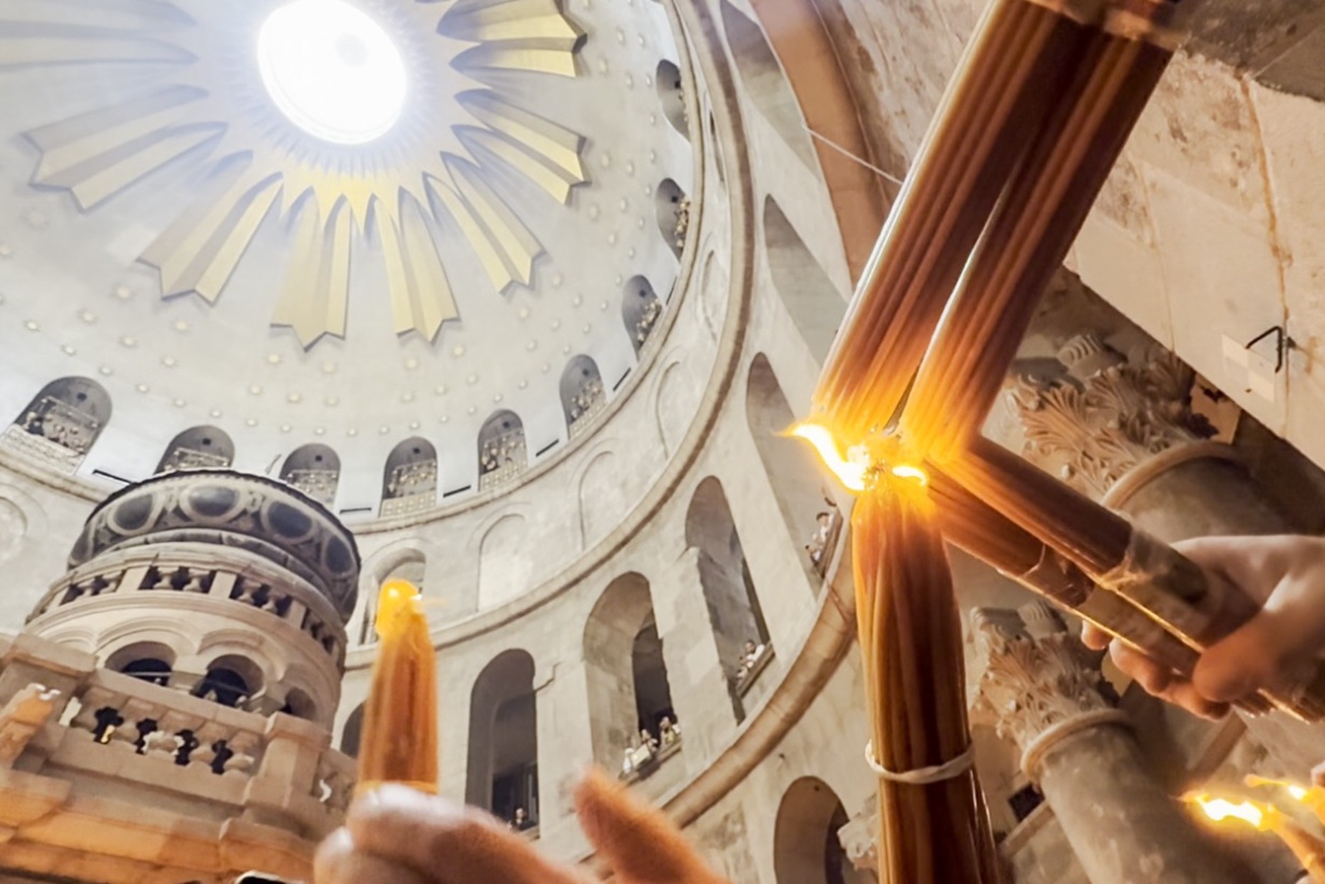 Благодатный огонь вывезли из Тель-Авива в Москву