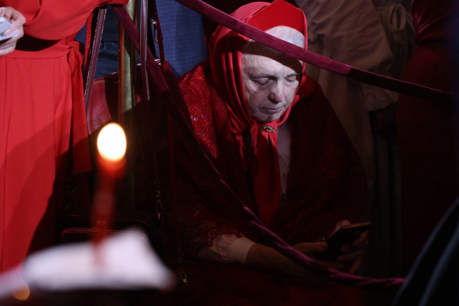 Священник объяснил, можно ли сидеть во время службы в храме