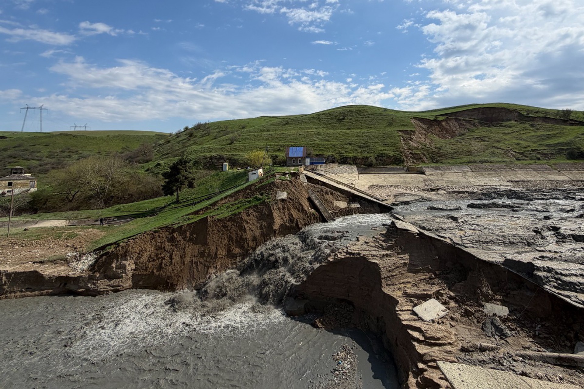 Дагестанский инженер может быть виновен в прорыве дамбы Геджухского водохранилища
