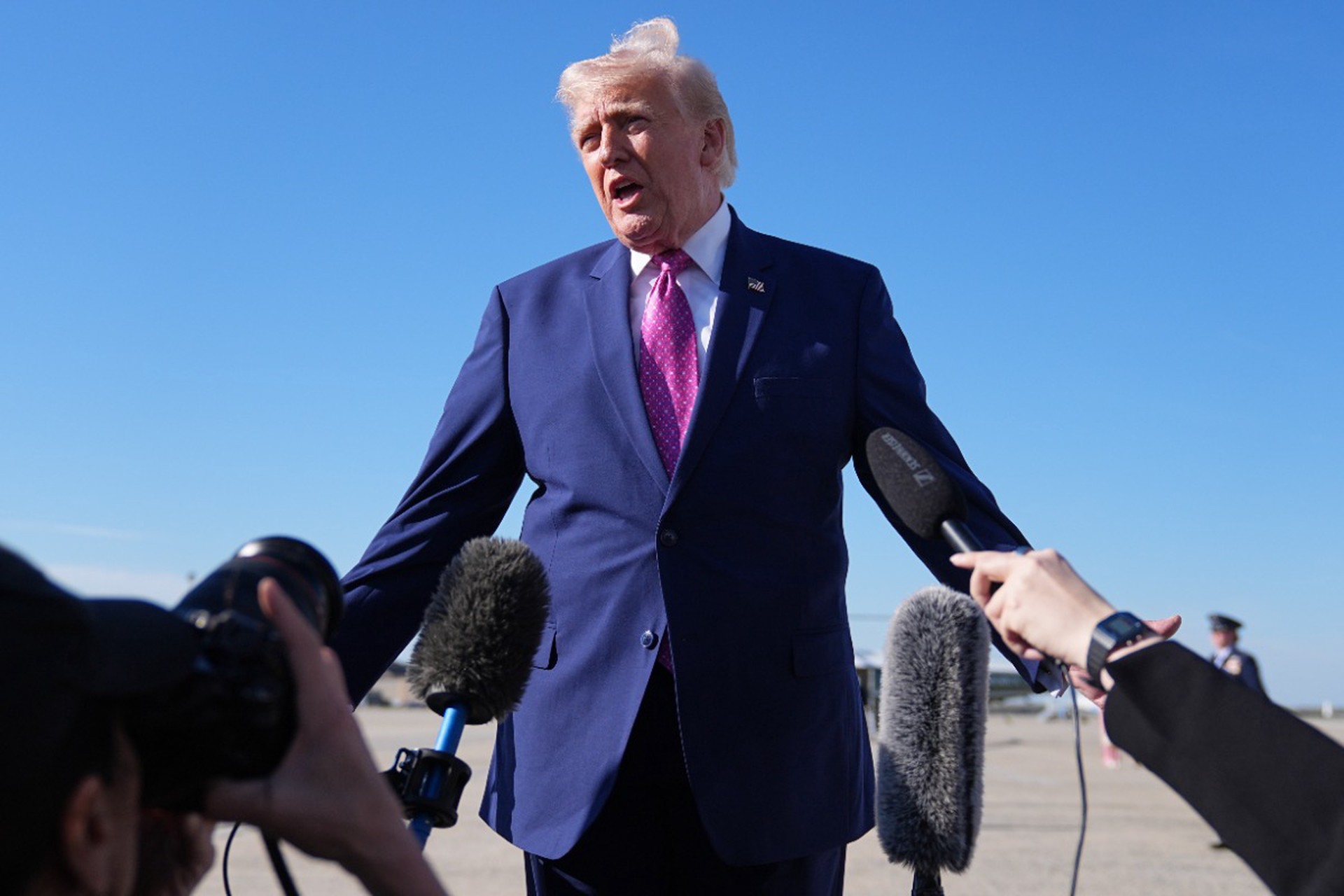 Иранское посольство не может подобрать мем к новому заявлению Трампа