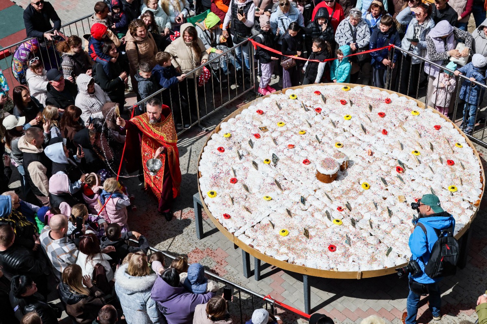 Гигантский 600-килограммовый кулич испекли в российском регионе