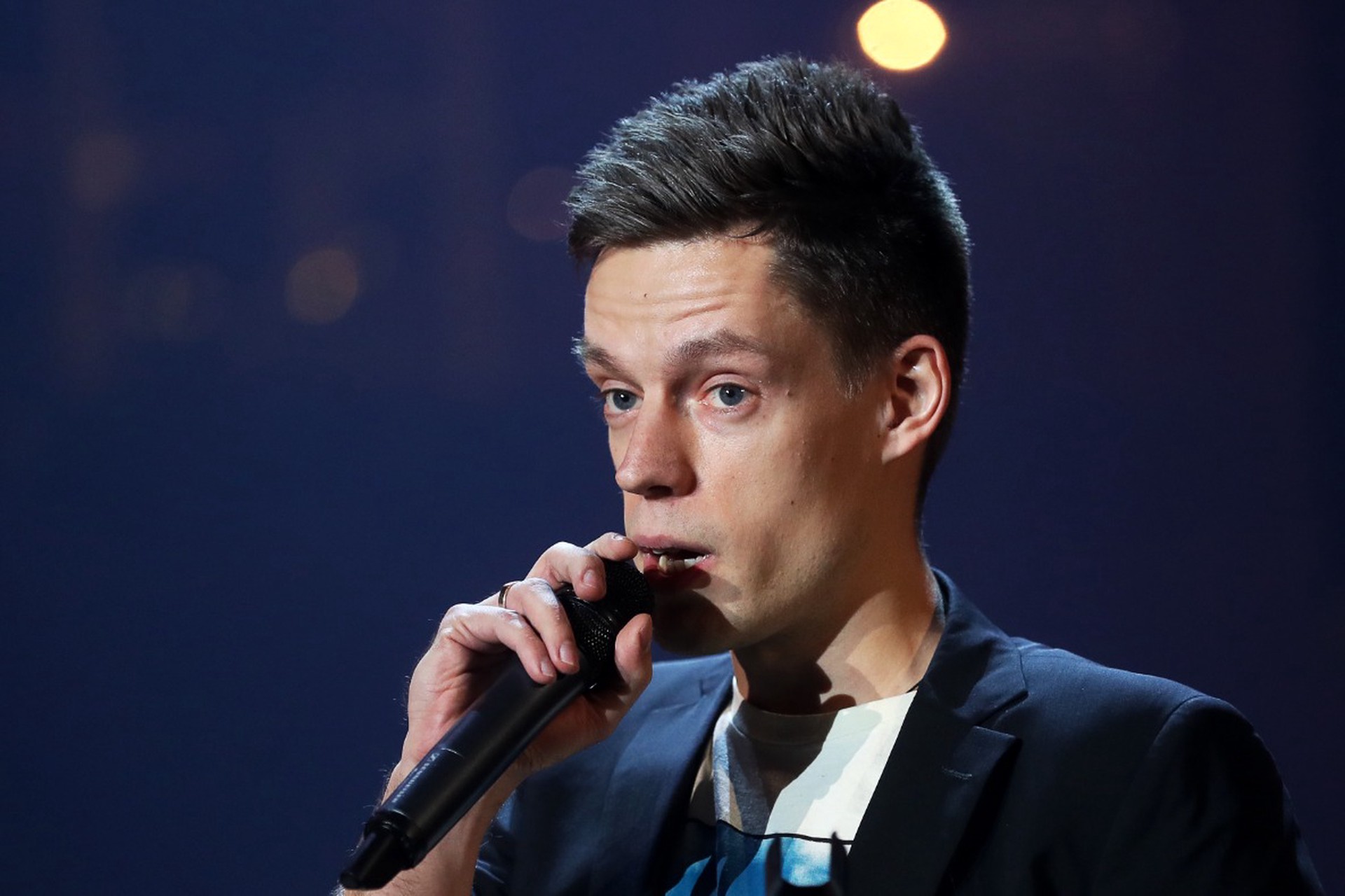 Дудь* тайно переводит брату в Москву миллионы, скрываясь за именем жены