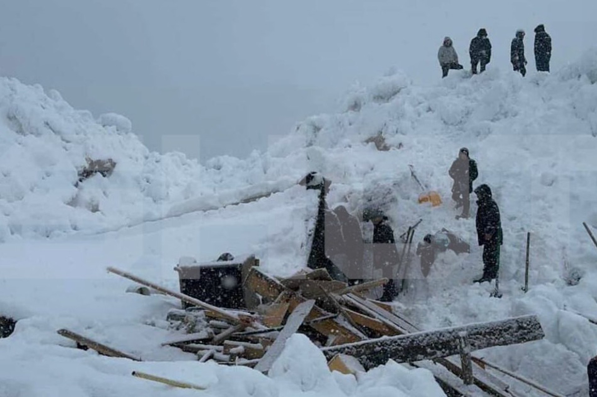 В Дагестане спасли женщину и ребенка, которых накрыло лавиной