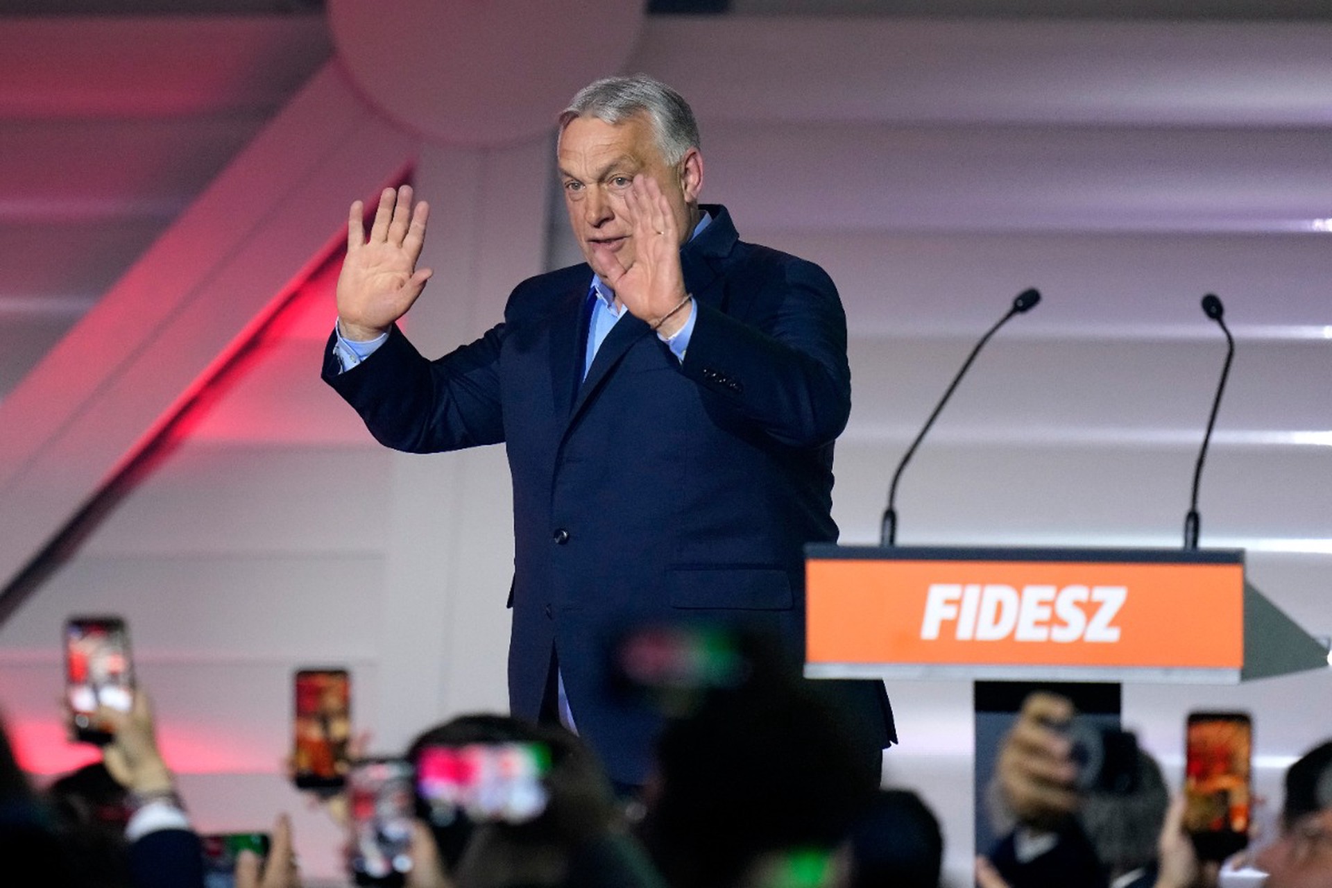 Книга небытия: как Венгрия большинством голосов отказалась от самой себя