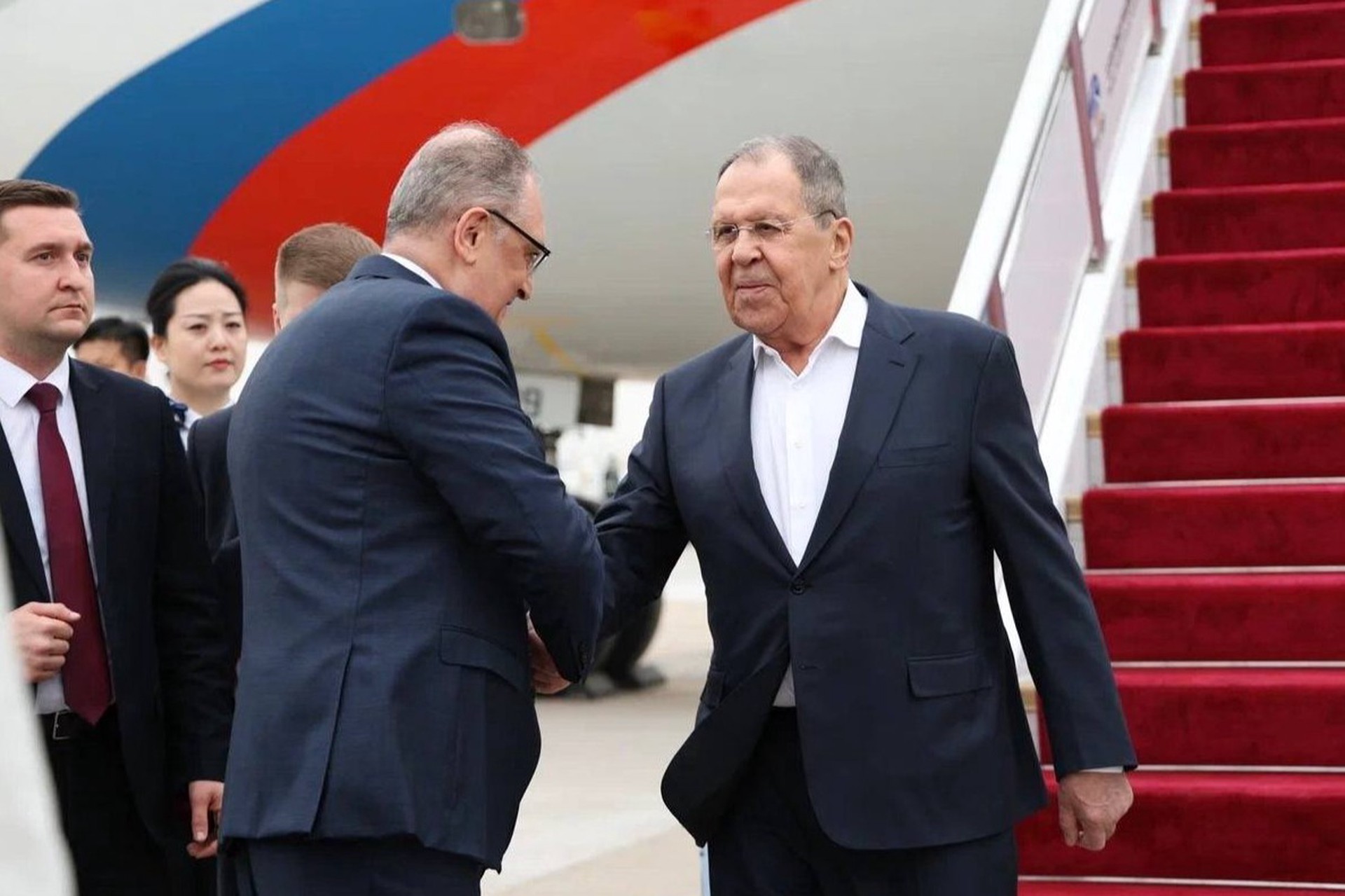 Главное к утру 14 апреля: Лавров посетил Китай, США сворачивают войну в Иране, ЗАЭС осталась без питания