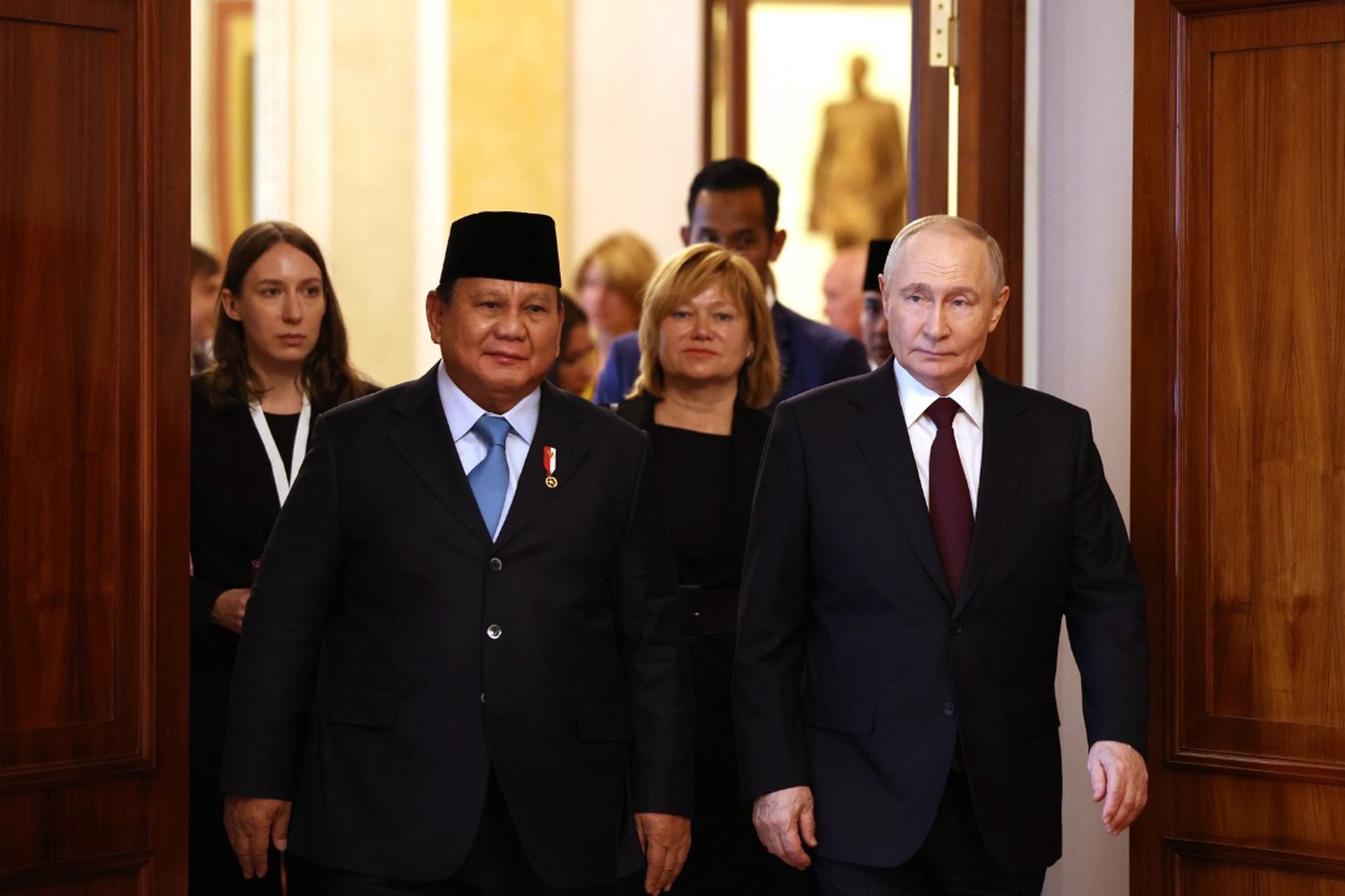 Путин вручил президенту Индонезии особенный подарок