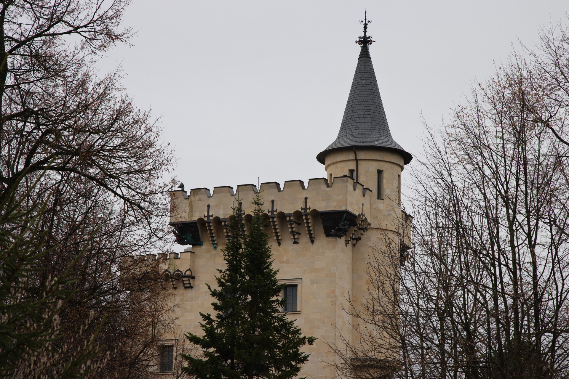 Торчащая плитка, плесень и опрокинутый КамАЗ: как замок Пугачевой превращается в сарай. Фото