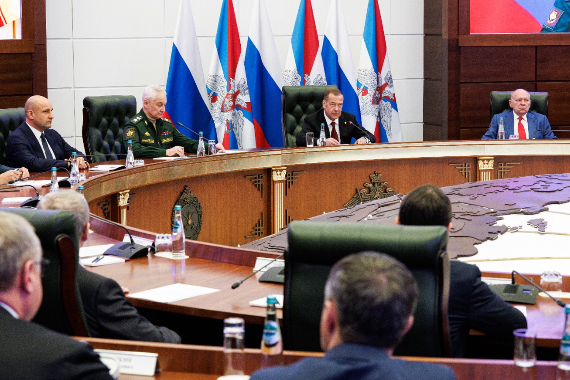 Ударим по рукам: как Минобороны России и Дмитрий Медведев создают новый мир