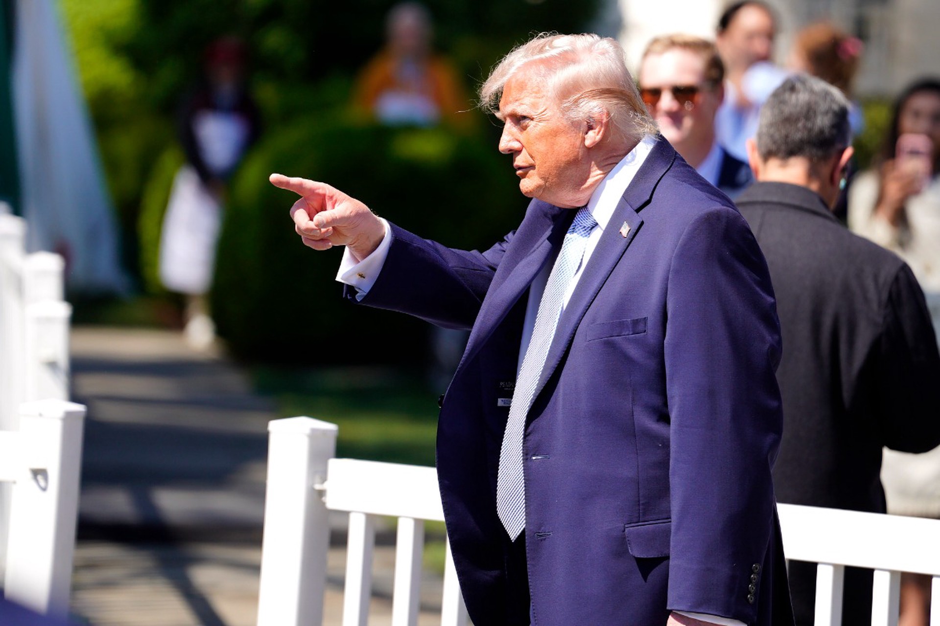 Мессия невыполнимый: почему Трамп все чаще примеряет на себя роль бога