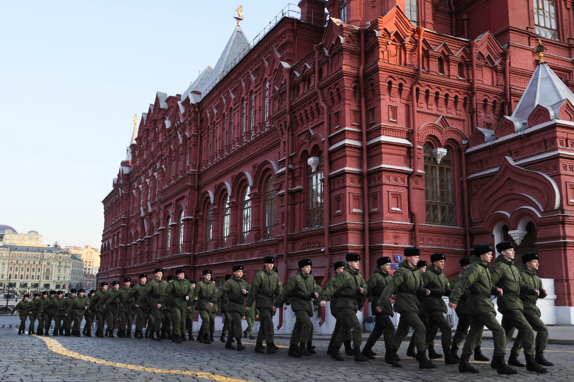 Красную площадь начали готовить к Дню Победы