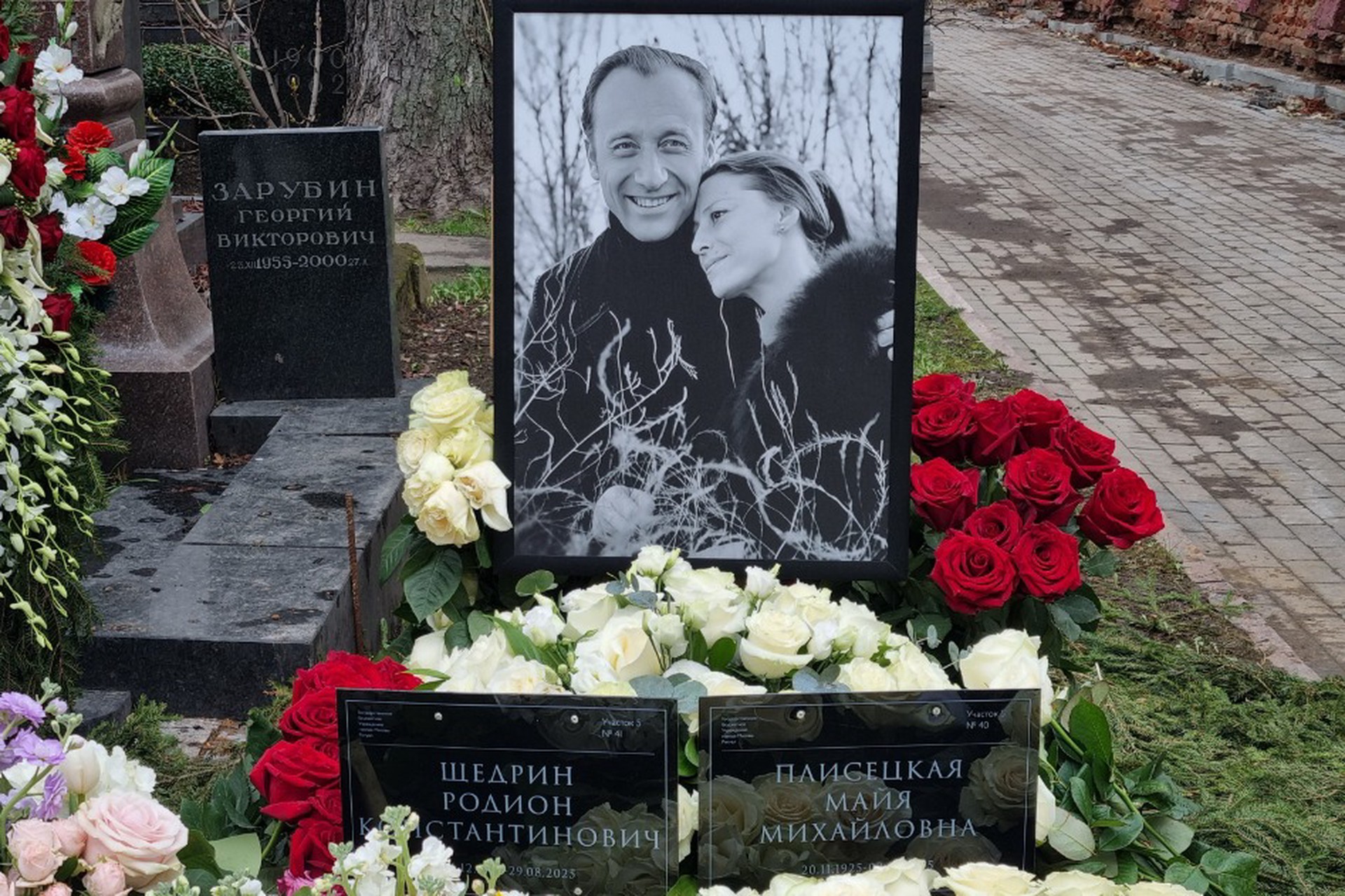 Появились фото с места захоронения праха Плисецкой и Щедрина