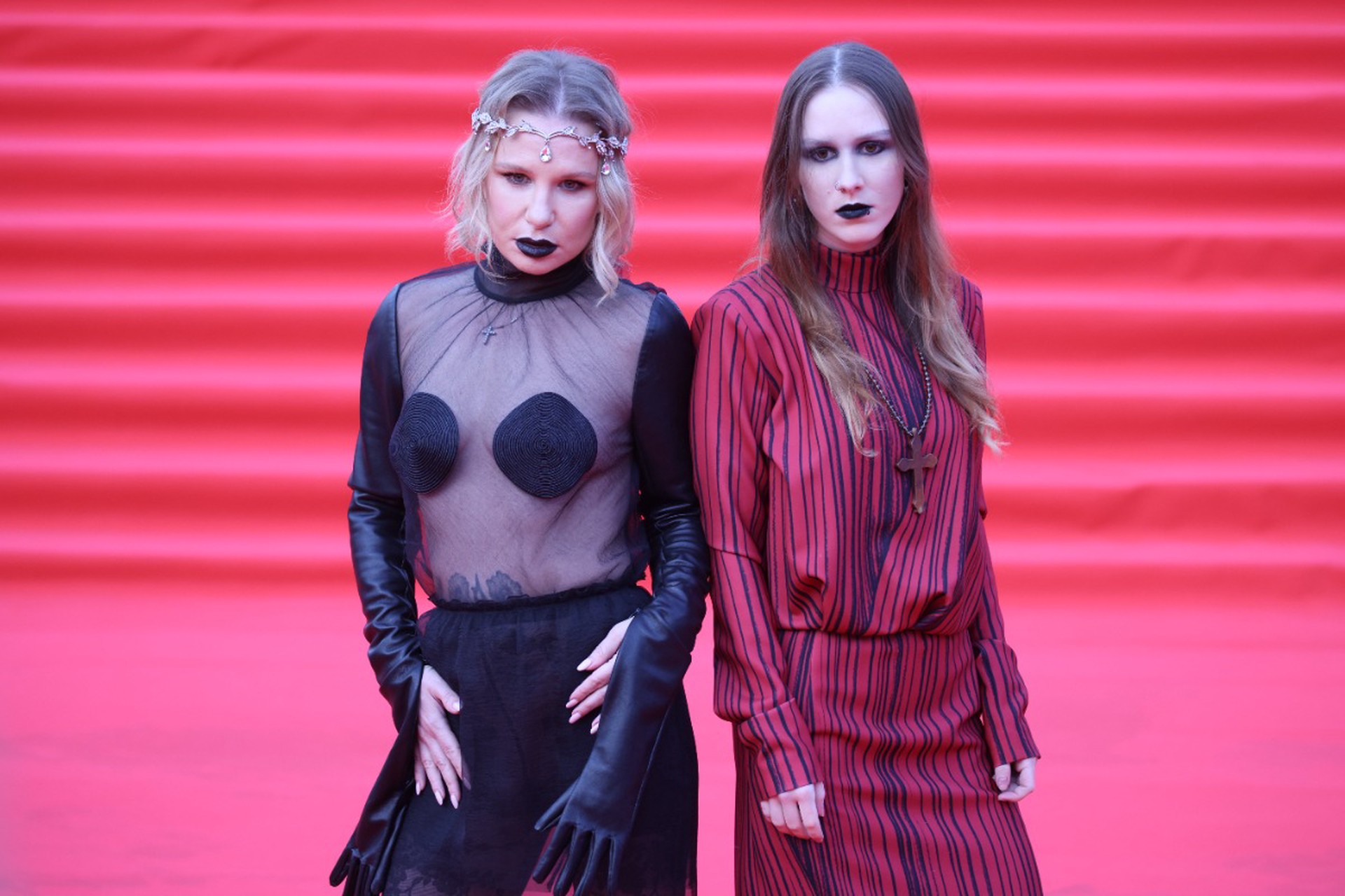 «Куда все катится?»: почему в Сети возмутились нарядами звезд на ММКФ