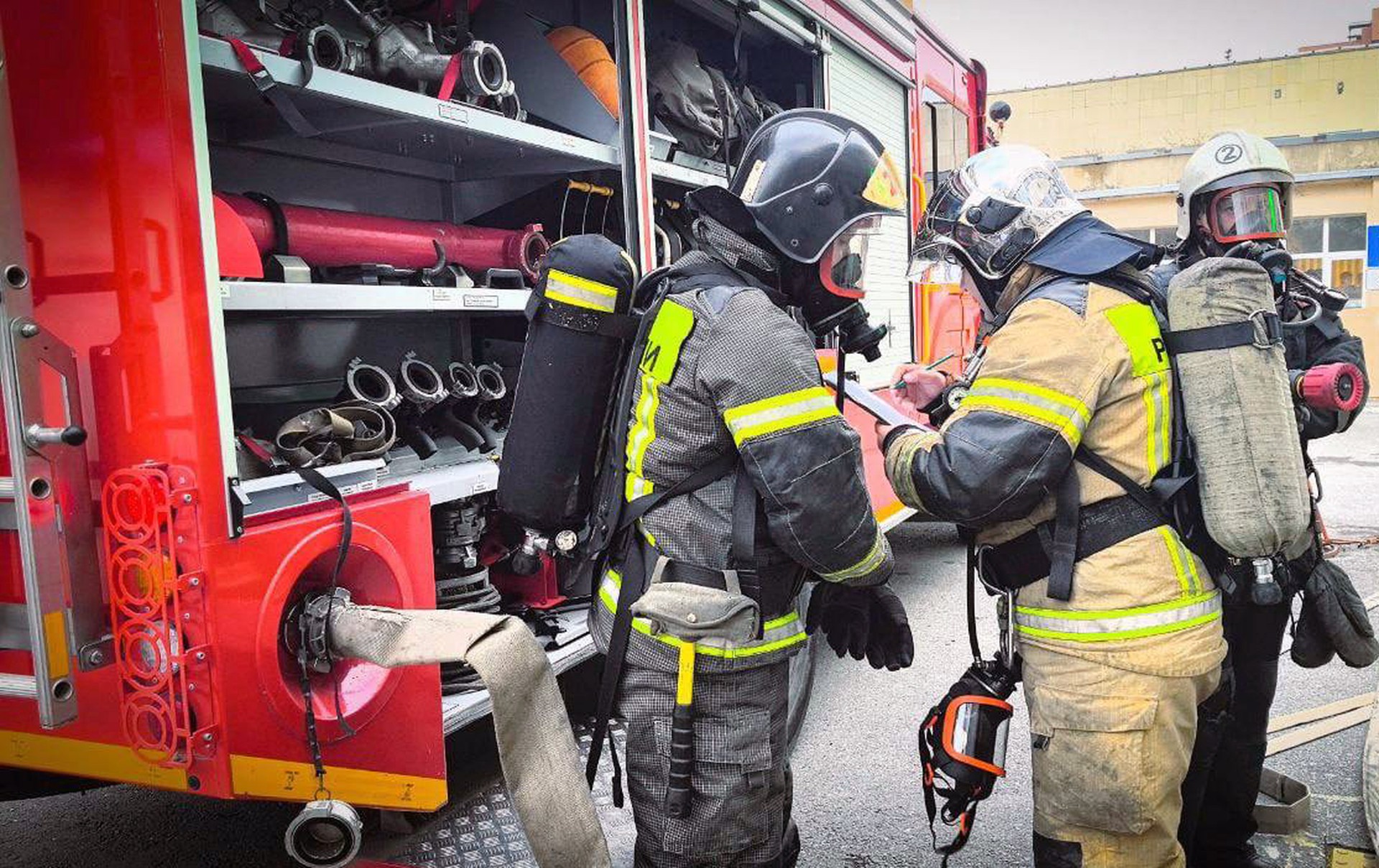 В Туапсе продолжают разбирать завалы после атаки БПЛА