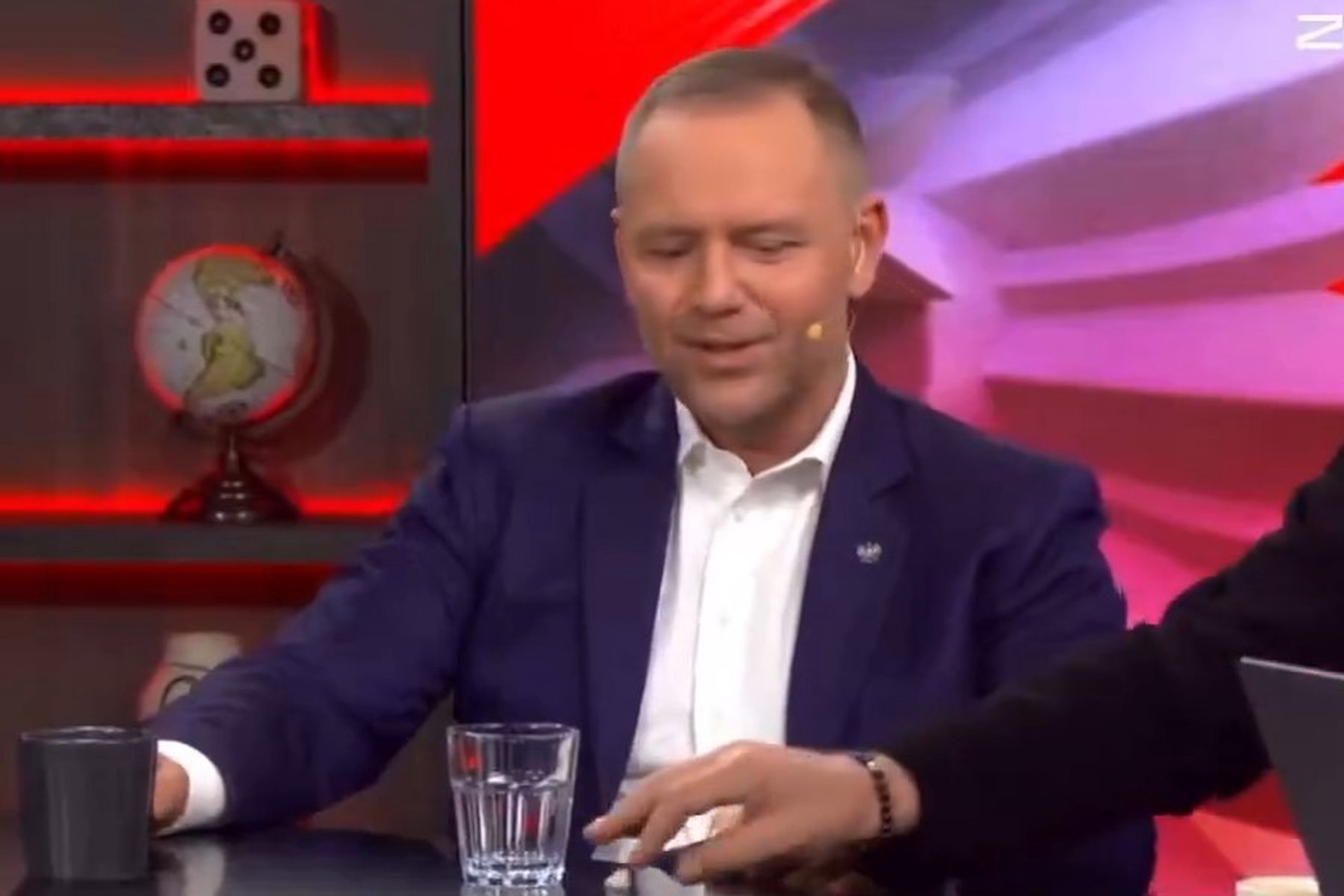 Президент Польши снова попался на употреблении снюса