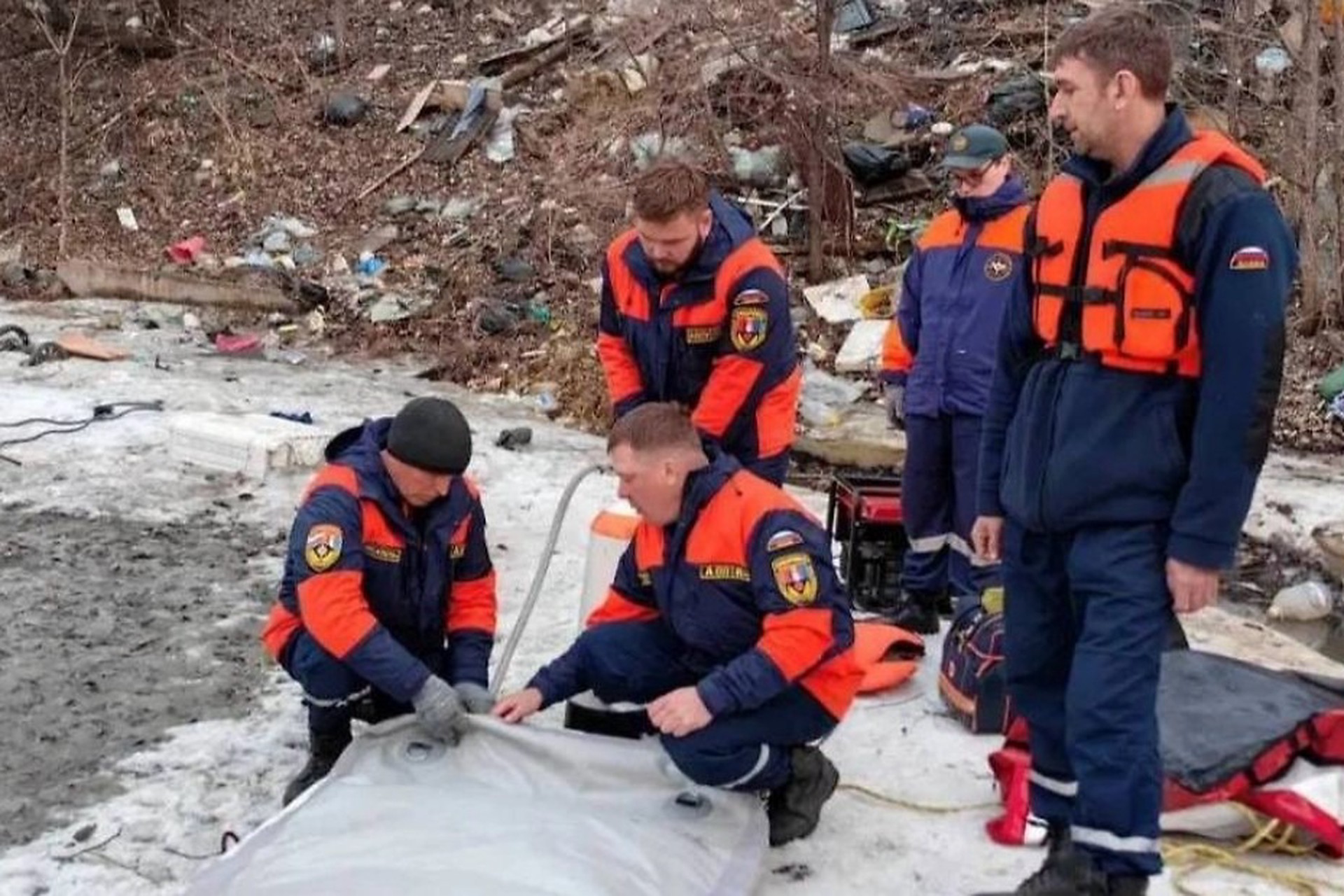 Ребенок ушел под лед в Хабаровске, спасти его не удалось