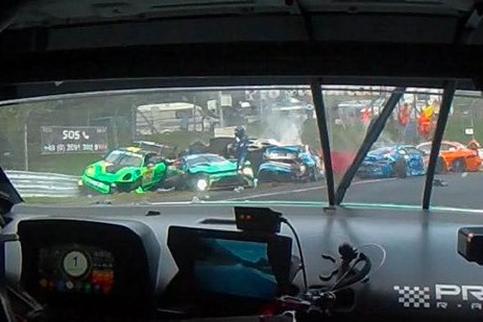 Страшная авария на Нюрбургринге: семь машин и одна жертва