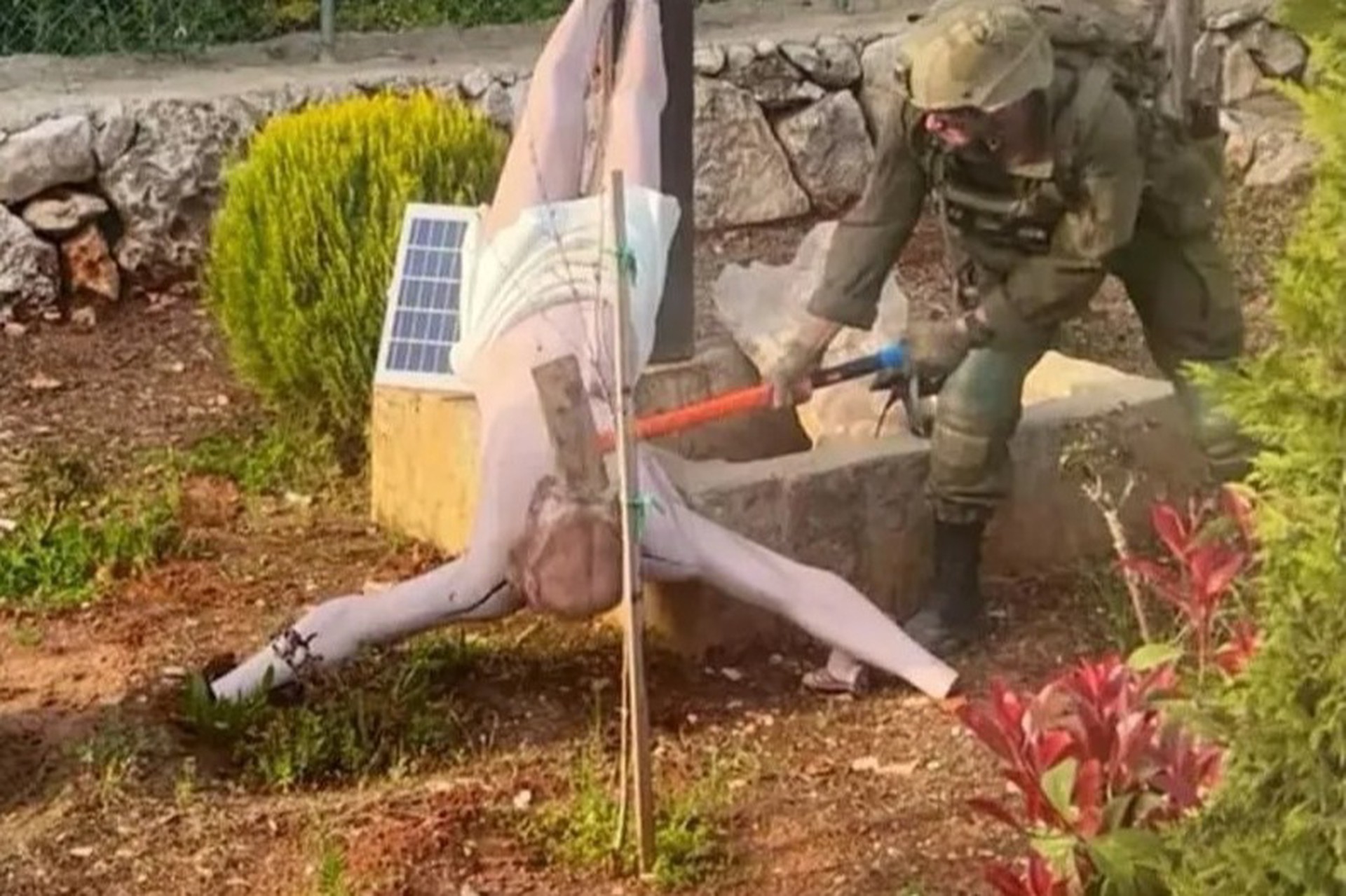 Верующие в шоке: израильский военный осквернил статую Иисуса Христа