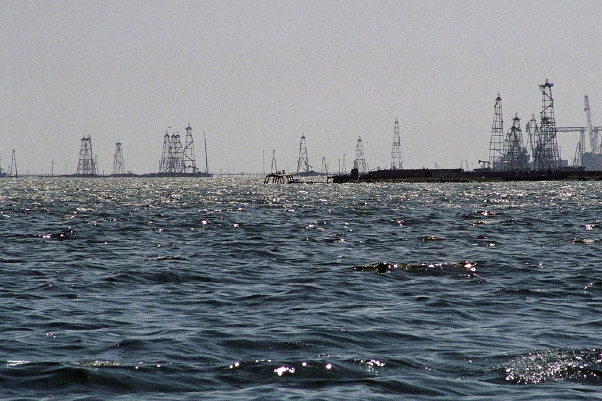 Нефть попала в Черное море в районе Туапсе