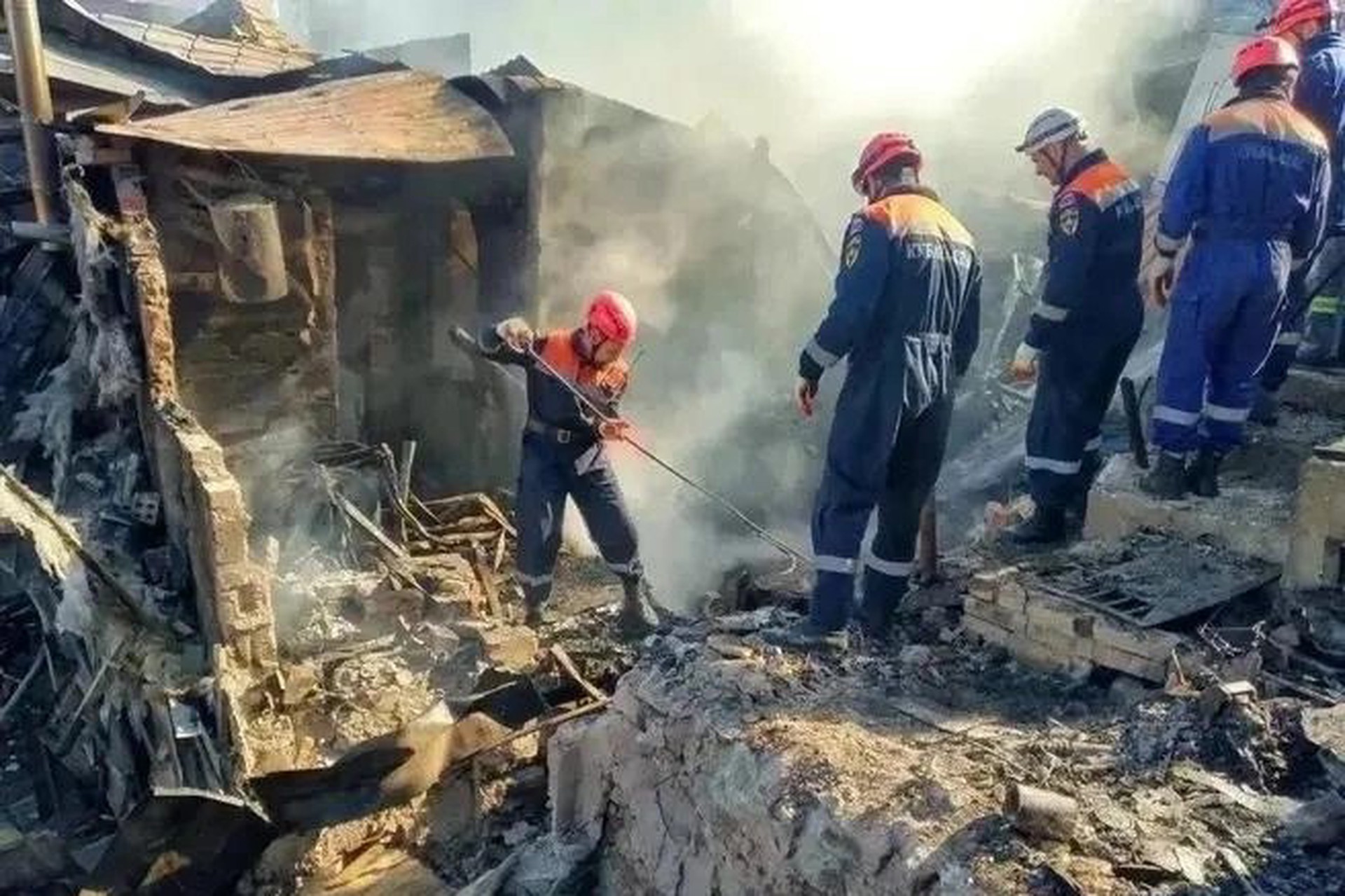 В Туапсе продолжают ликвидацию крупного пожара после удара ВСУ