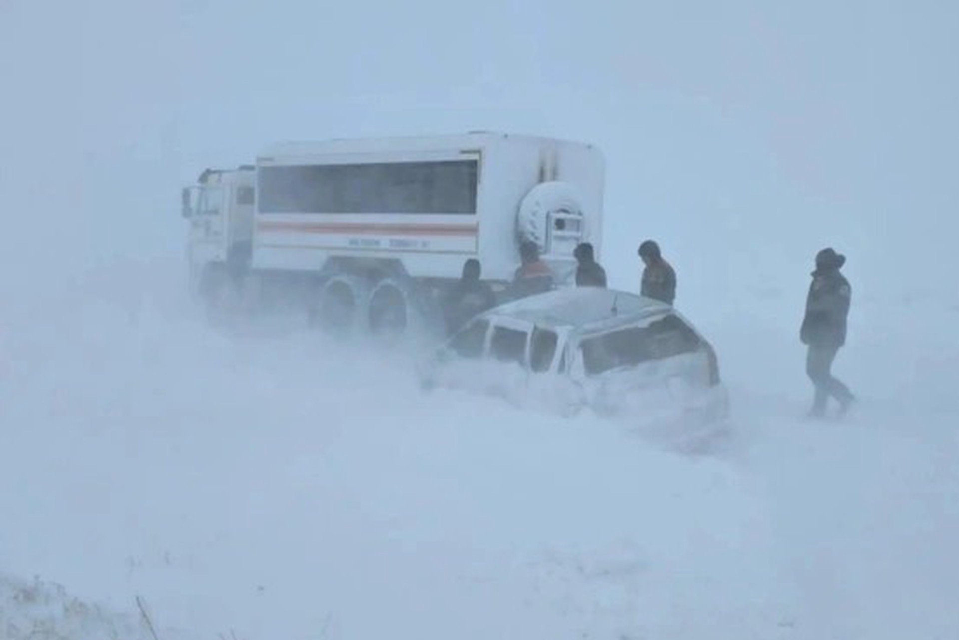 В Забайкалье с трассы эвакуировали более 250 человек из-за снежного коллапса