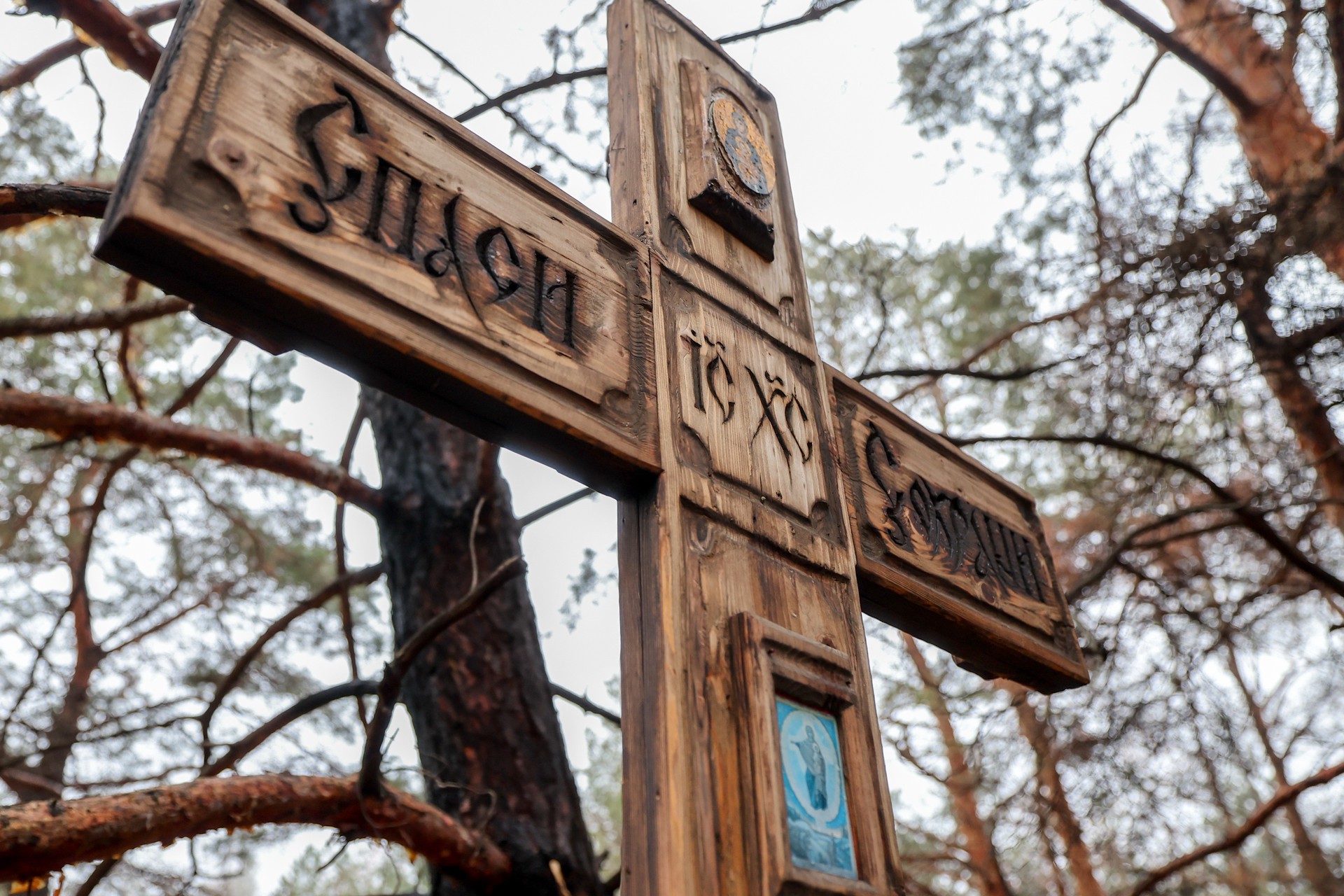 В РПЦ рассказали, можно ли забирать конфеты с могил